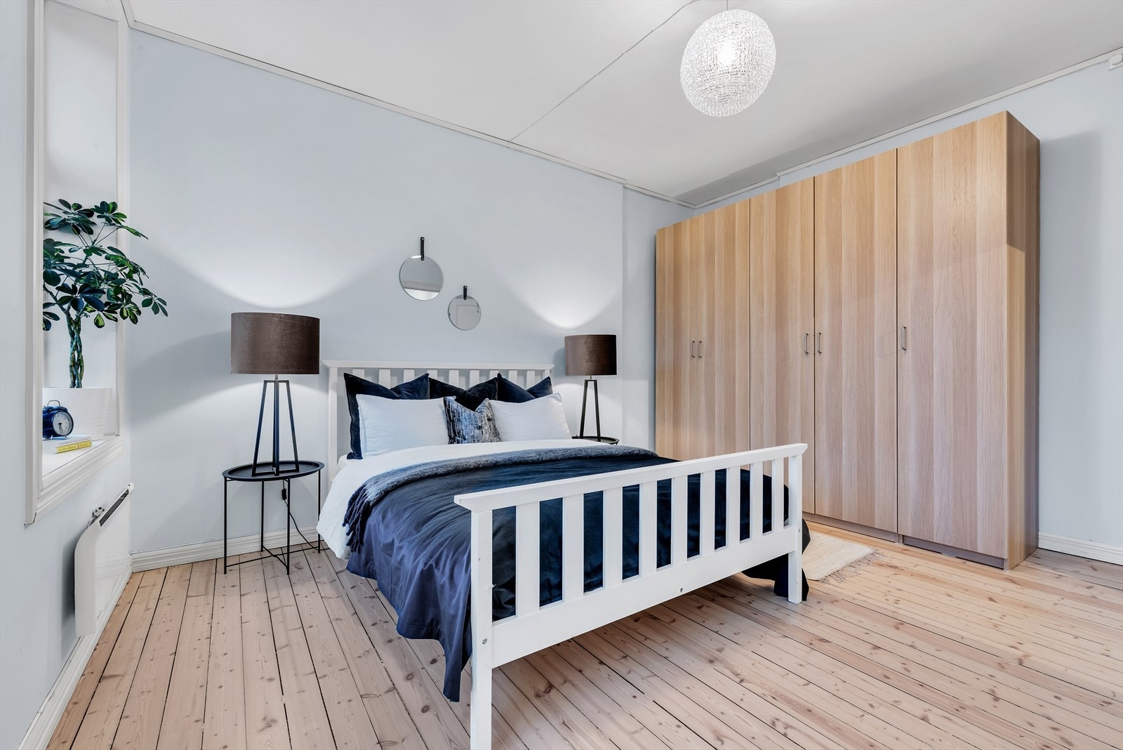 God plass til stort garderobeskap langs den ene veggen. Galleribilde