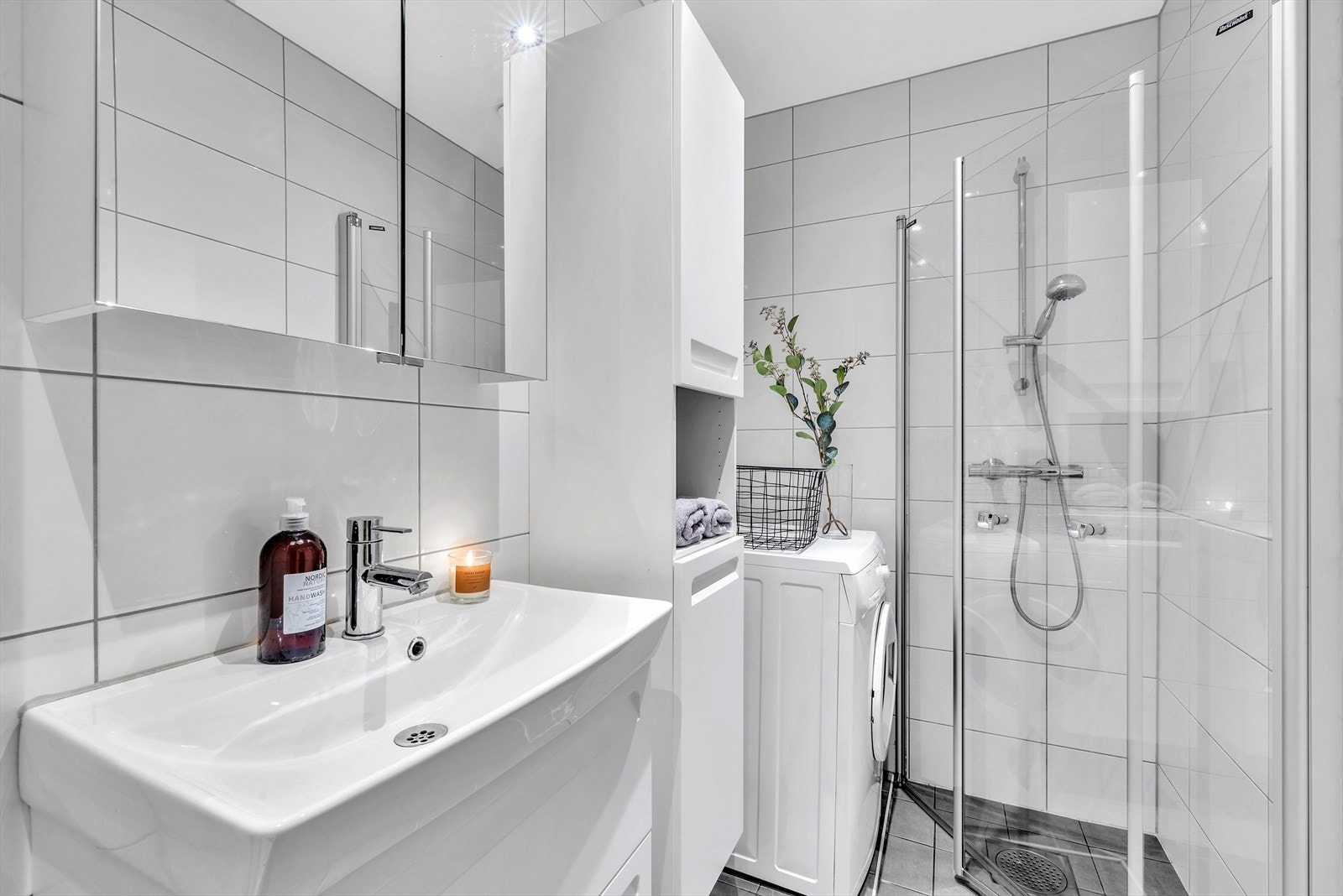 Badet ble totalrenovert i 2015, og det ble lagt nye fliser i 2019. Opplegg for vaskemaskin og tørketrommel. Galleribilde