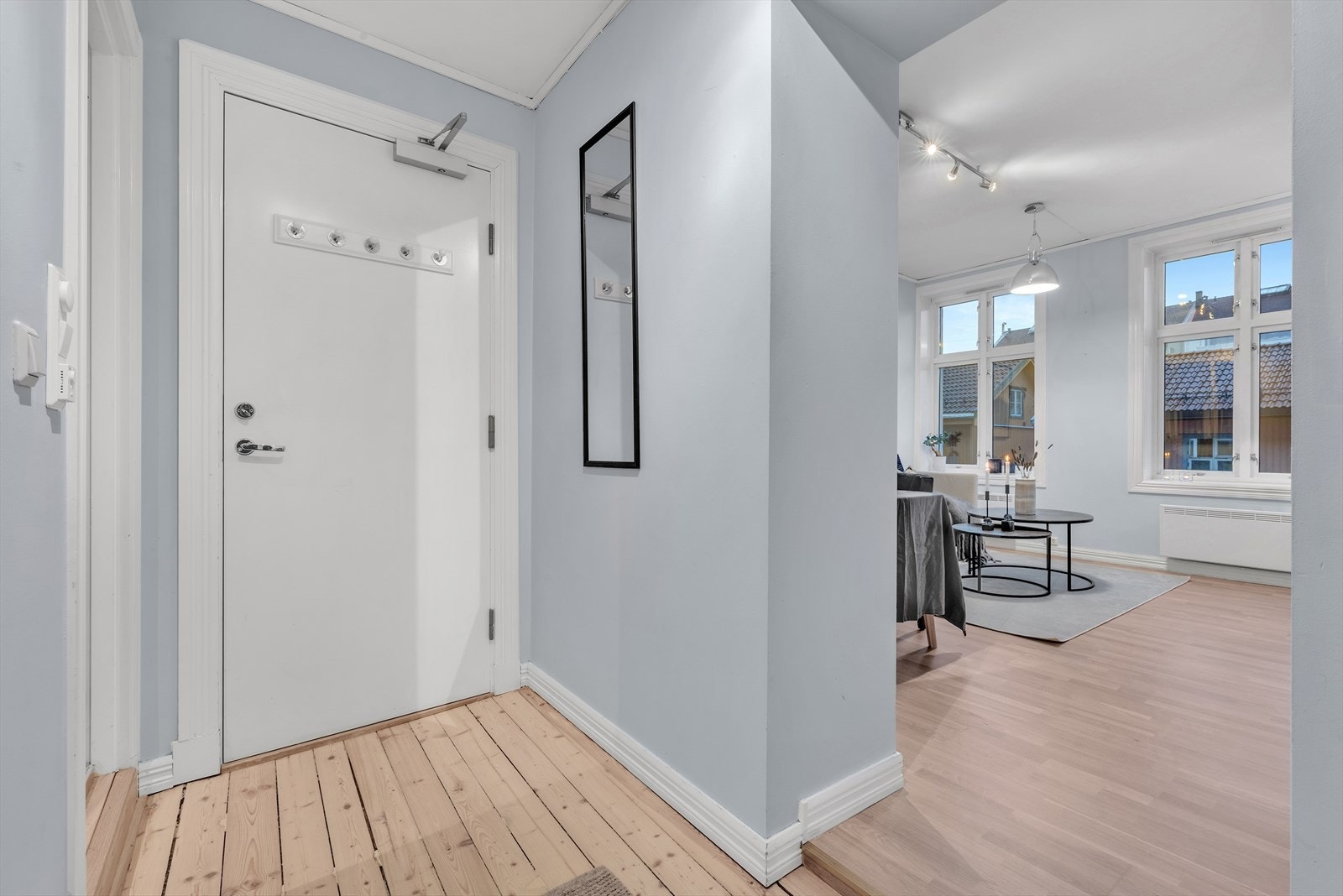 God plass til å henge fra seg yttertøy og sko. Galleribilde