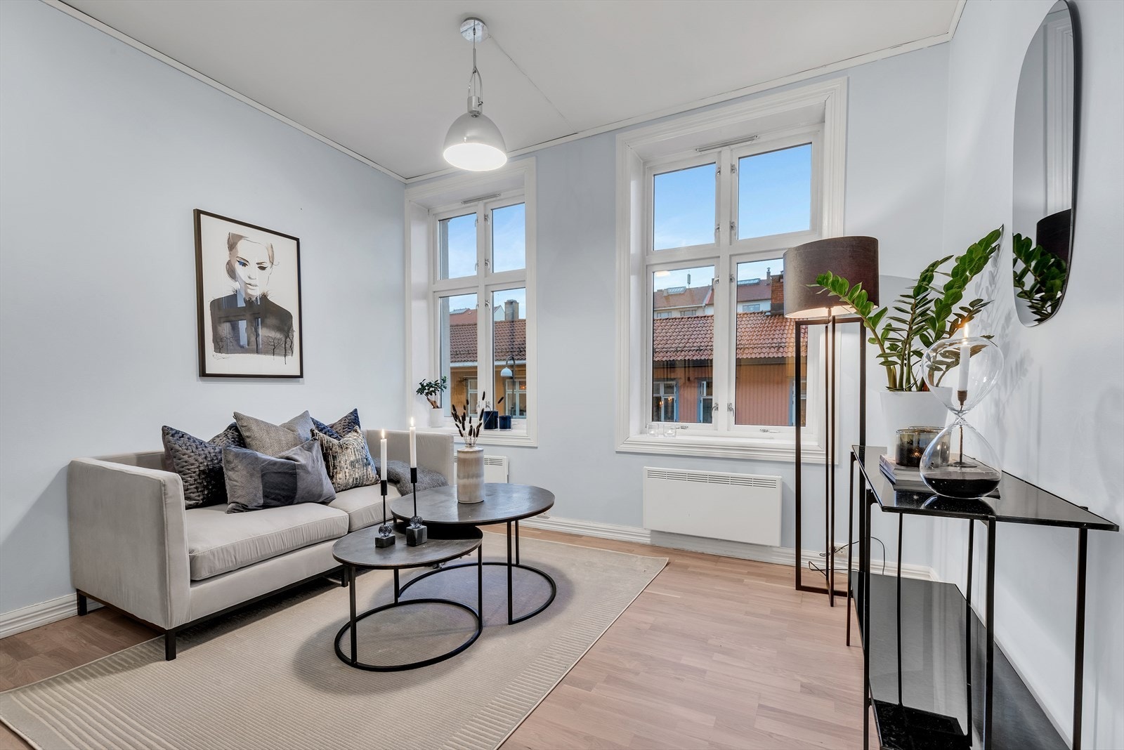 Flott stue med god takhøyde og store vinduer som slipper inn rikelig med naturlig lys. Galleribilde
