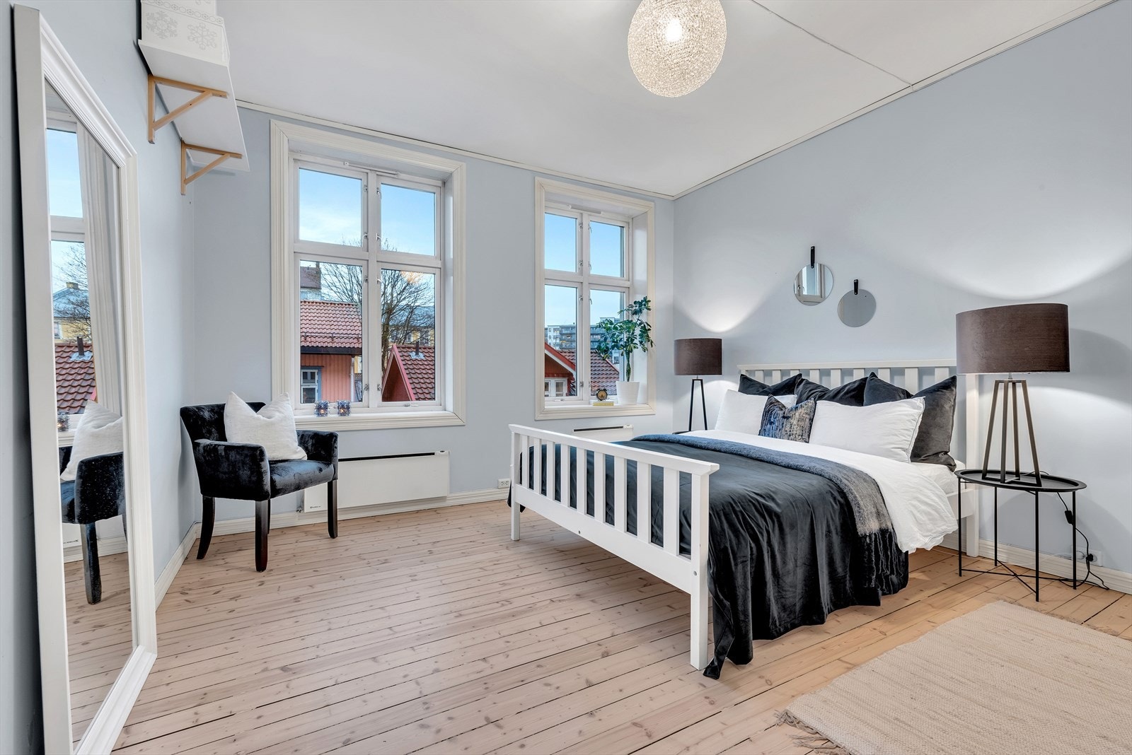 Det er god plass til dobbeltseng, nattbord, garderobeskap og øvrig møblement. Den ekstra plassen passer fint til hjemmekontor, eller barneseng. Galleribilde