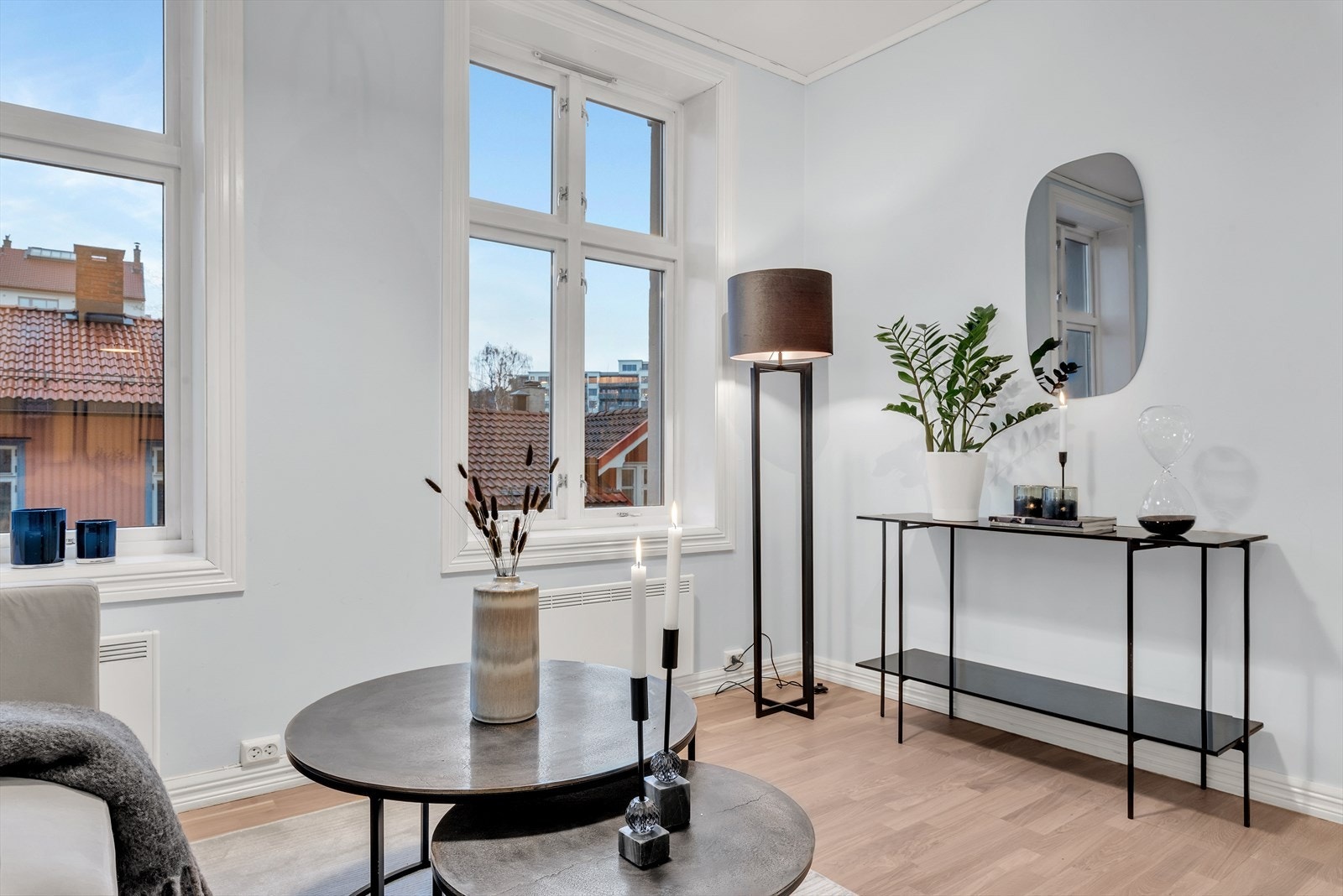 I stuen er det plass til sofagruppe med tilhørende møblement, tv-benk/skjenk og spisebord med stoler. Galleribilde