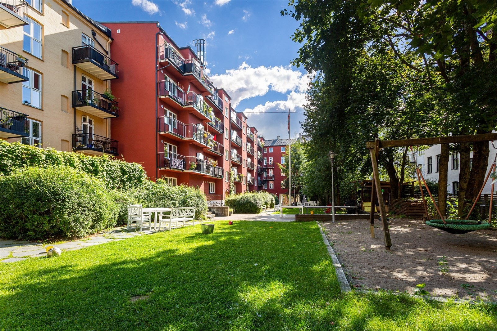Fine lekeområder for barna i bakgården. Galleribilde