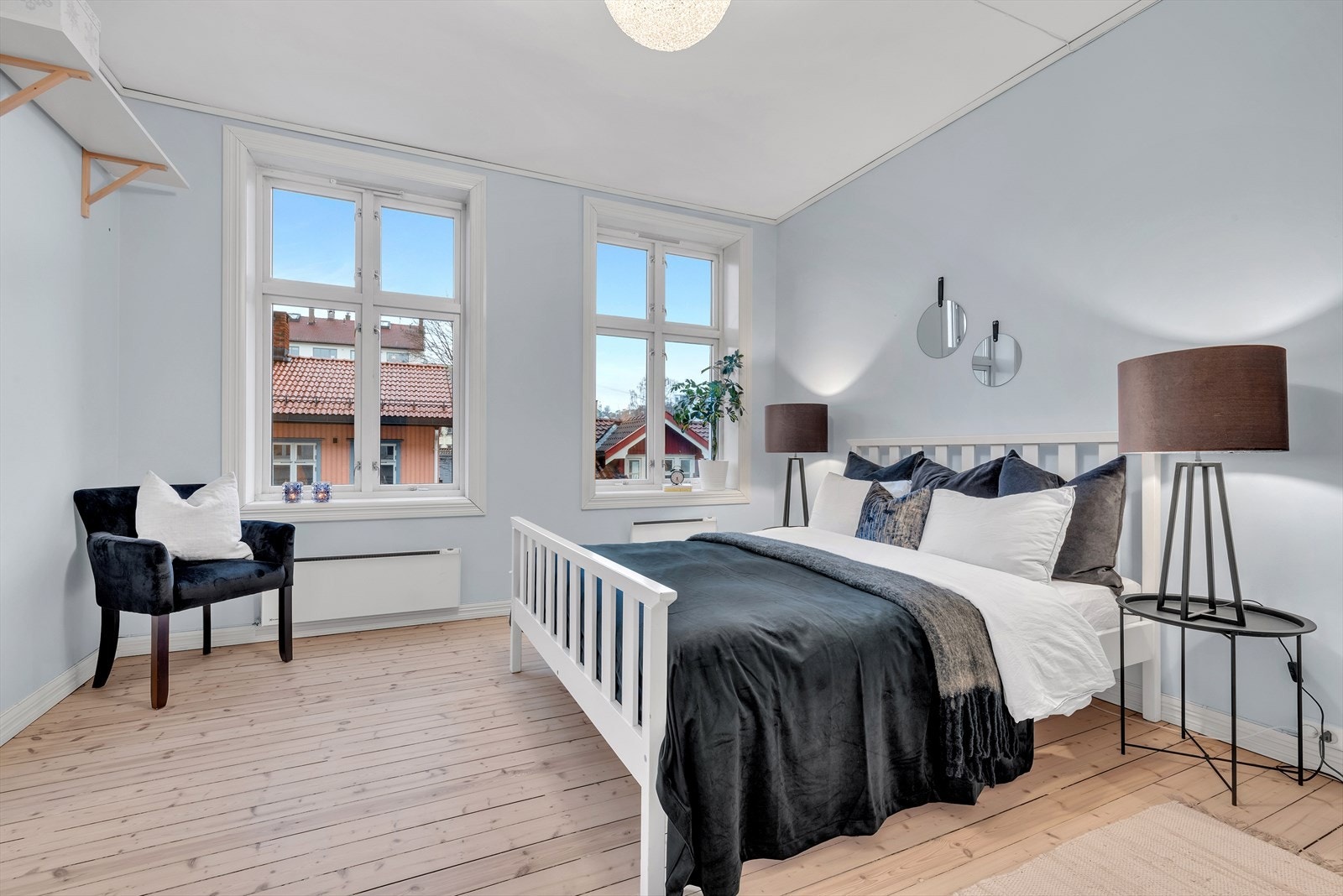 Soverommet er av svært generøs størrelse med vinduer vendt mot enden av en gate med lite gjennomkjøring. Galleribilde