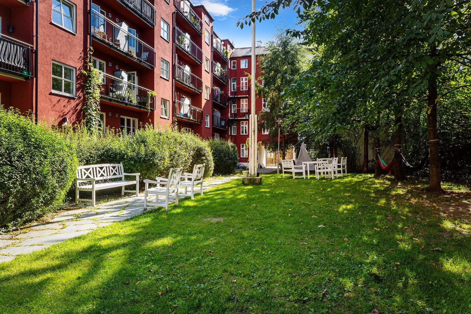 Det er flere sittegrupper, hengekøyer og tipitelt som beboerne kan bruke. Galleribilde