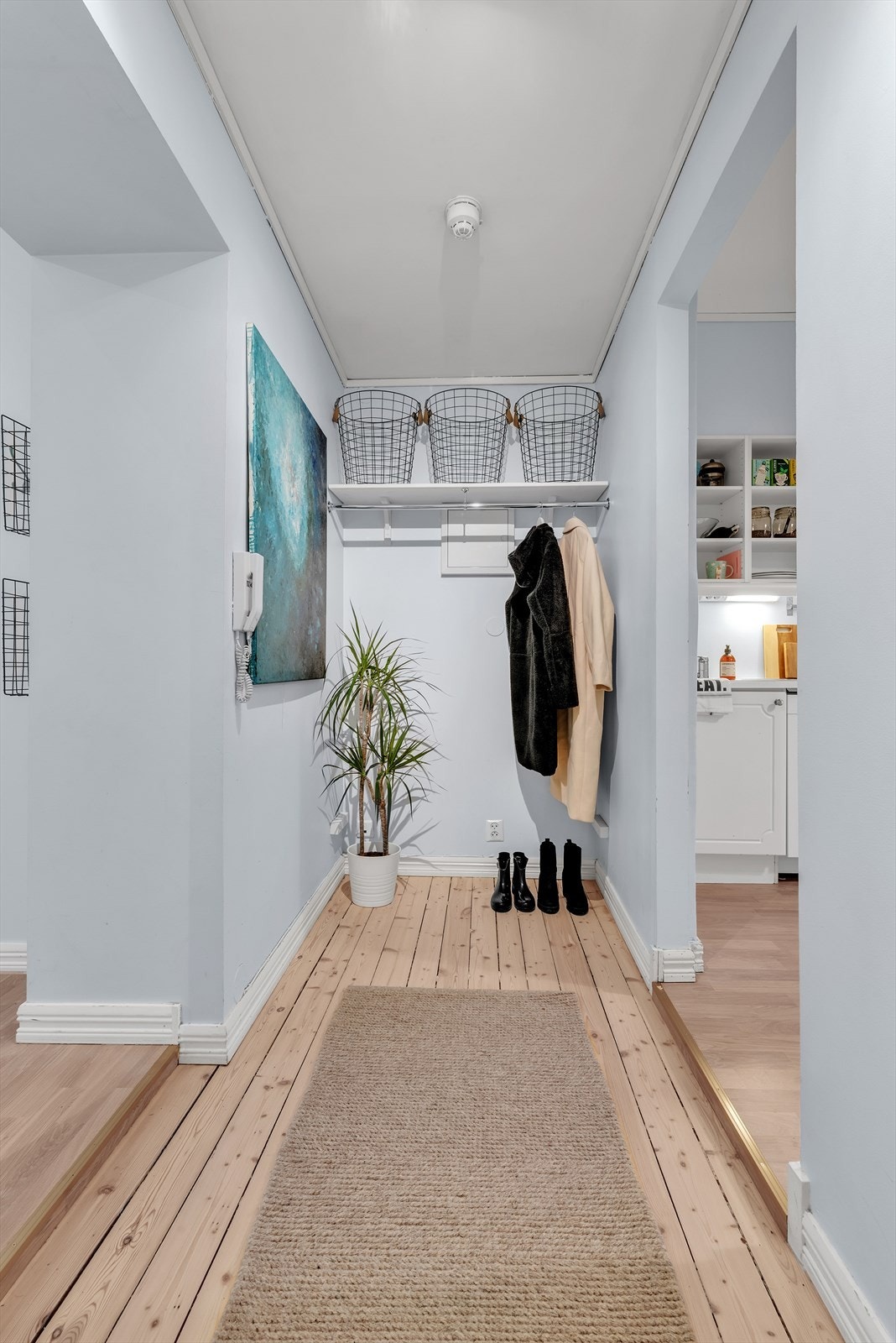 Innbydende entré med plass til garderobeløsning. Galleribilde