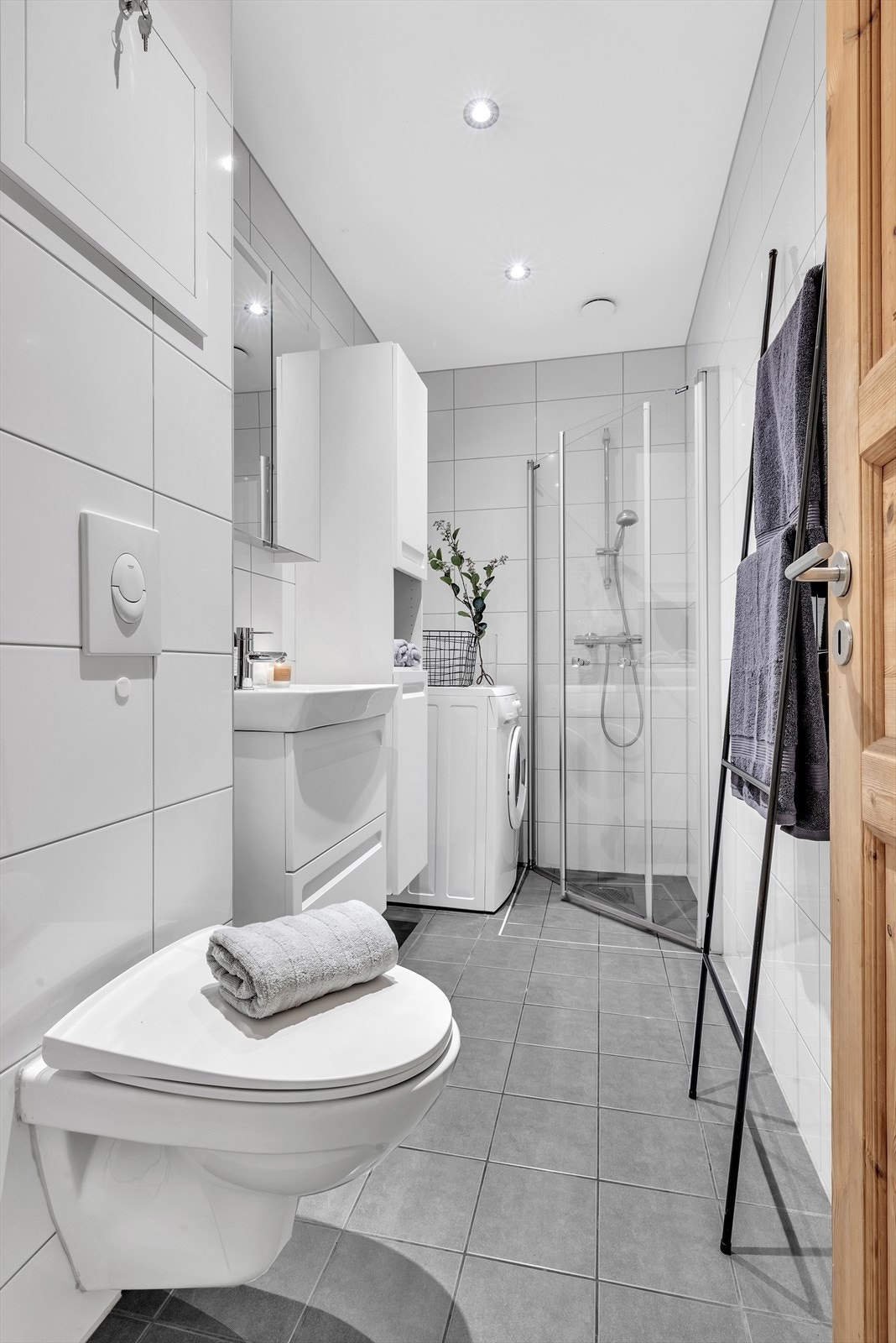 Godt med lagringsplass på badet med speilskap, servantskap og håndkleskap. Galleribilde