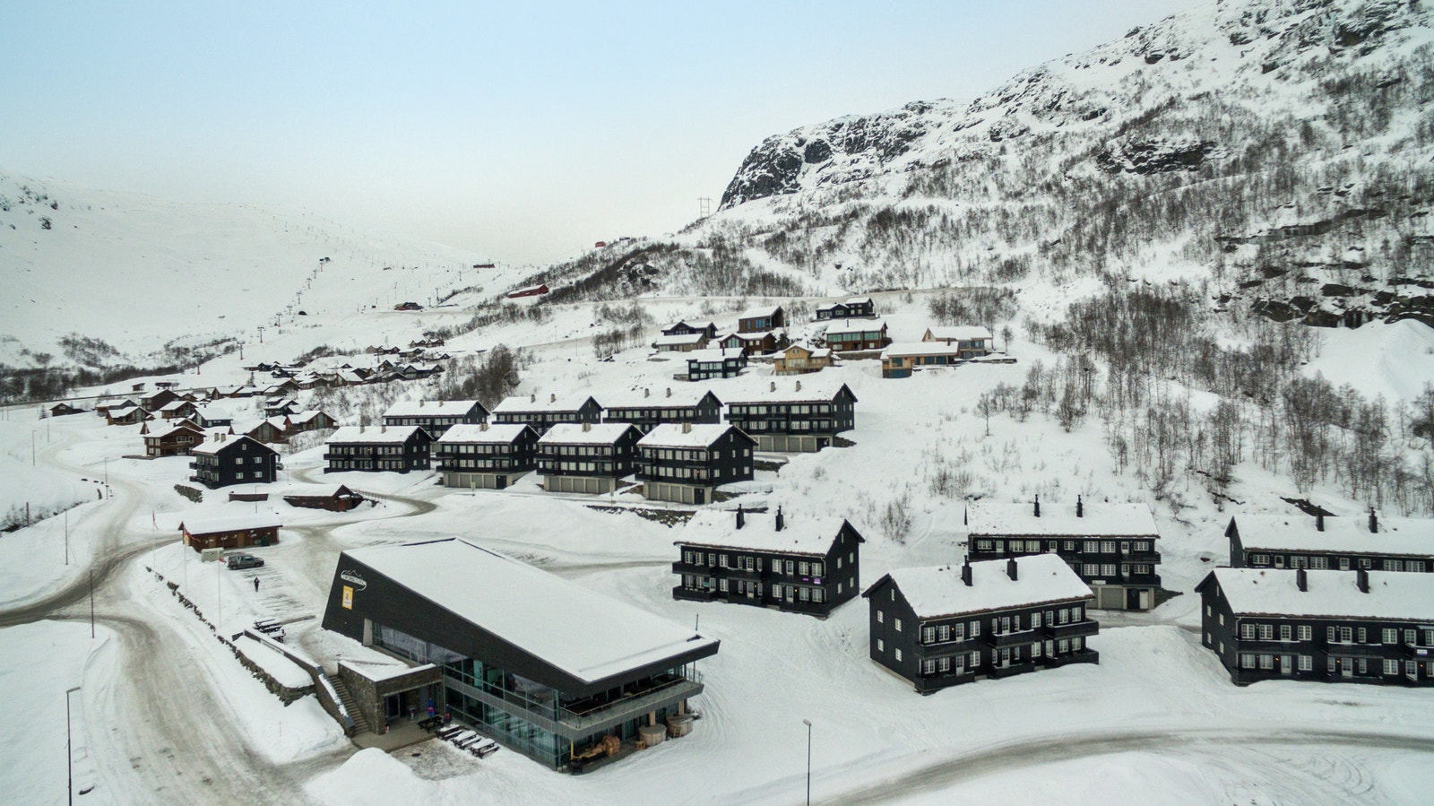 La bilen stå. Her er det ski in- ski out Galleribilde
