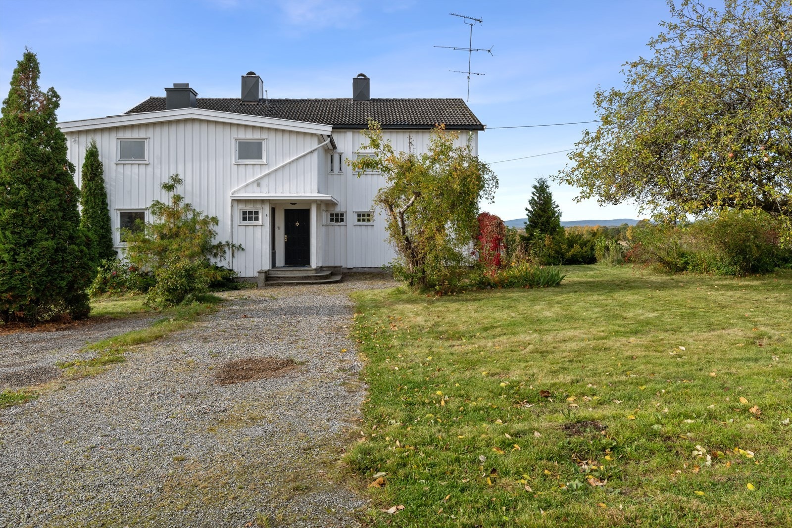 Eiendommen er på 1642 kvm og er pent opparbeidet. Hagen har rikelig med boltreplass for de minste, og det er mange muligheter for fine uteplasser. Galleribilde