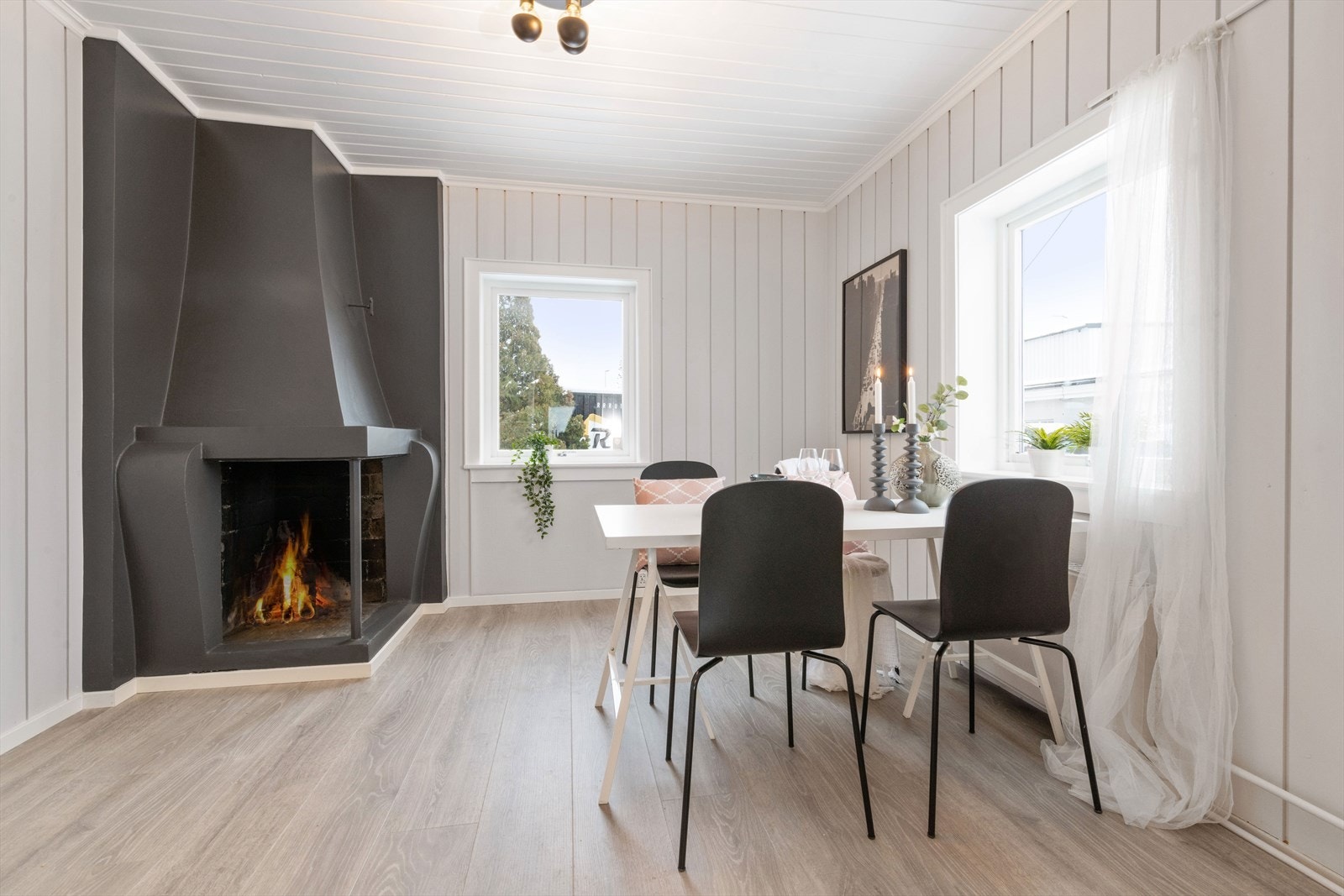 Rommet har også en stemningsfull, åpen peis for ekstra varme og hygge her er det fint å samles til felles måltider. Galleribilde