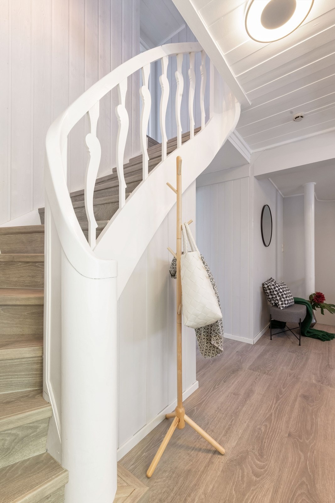 Fra hallen går det trapp opp til andre etasje. Galleribilde
