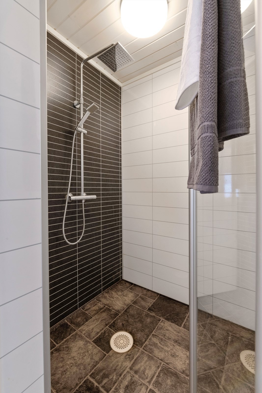 Rommet er romslig og fint med stor dusjsone og eget wc-rom. Wc-rommet har frittstående toalett. Galleribilde