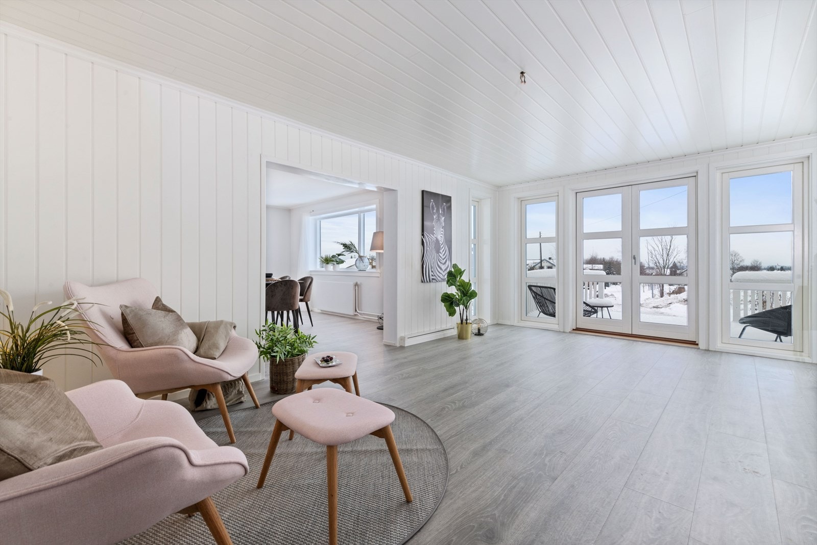 Store vinduer slipper inn rikelig med lys fra flere retninger, og det er doble dører ut mot terrasse/hage fra to av stuene. Galleribilde