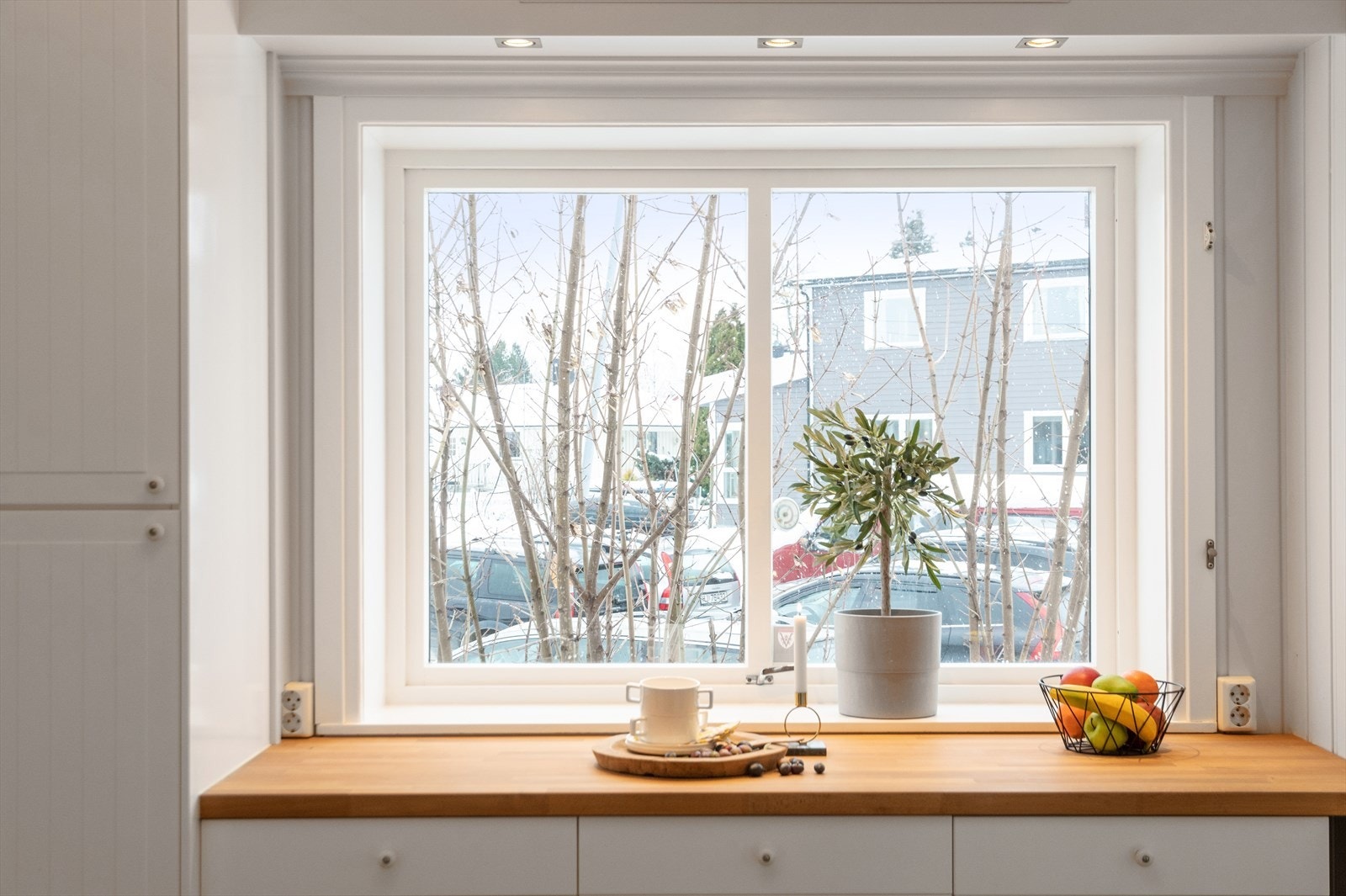 Over deler av benken er det et stort vindu som gir fint lys på dagtid, og det er montert downlights over vinduet. Galleribilde