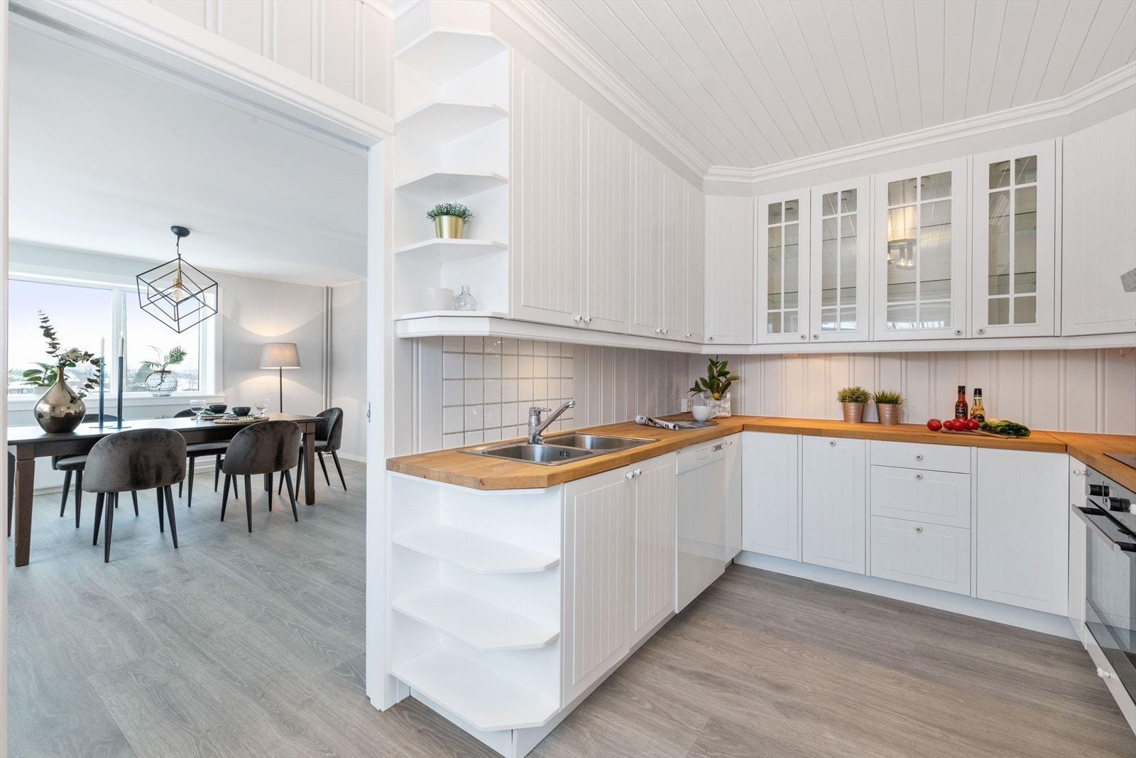 Rommet har parkettgulv og lysmalte panelvegger. Galleribilde
