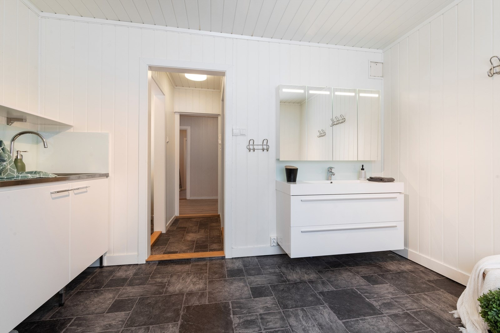 Det kombinerte badet/vaskerommet består av tre rom og ble noe oppgradert i 2019. Galleribilde