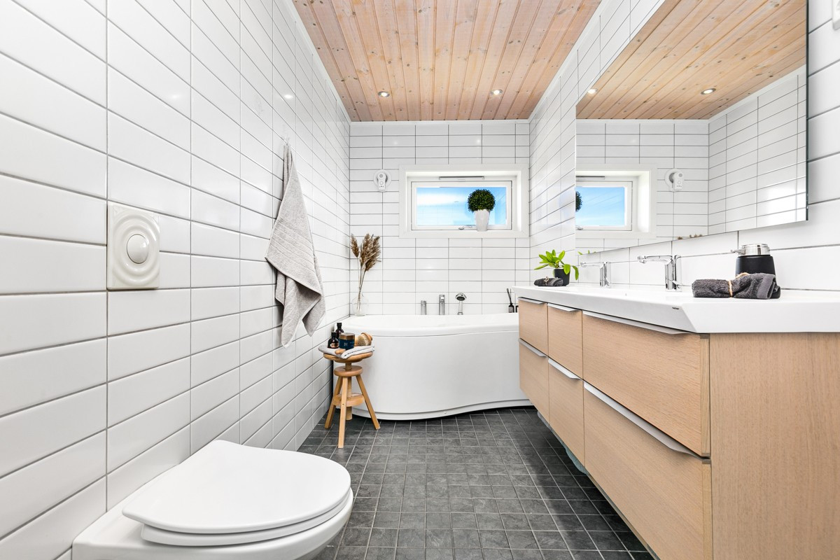 Badet fremstår lyst og moderne
