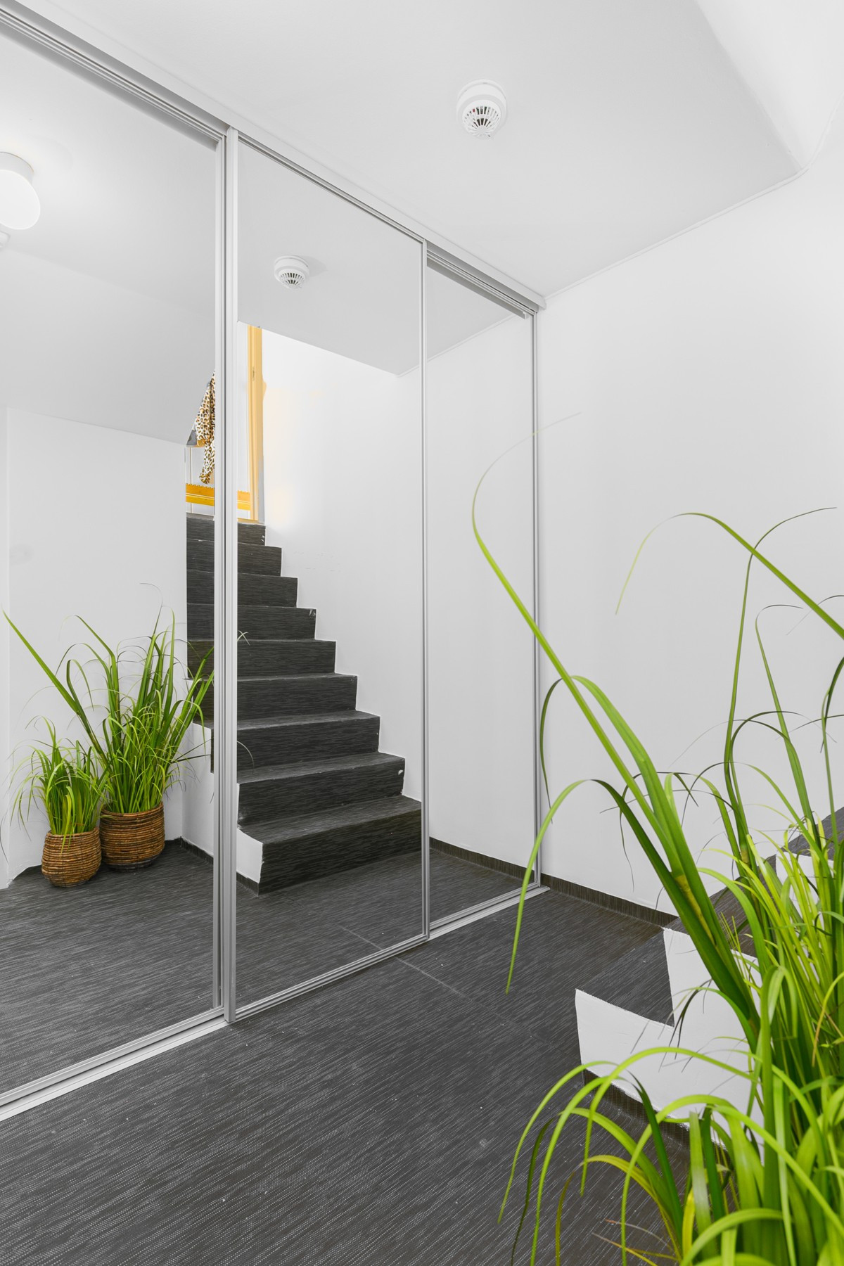 Godt med oppbevaringsplass i skyvedørsgarderobe