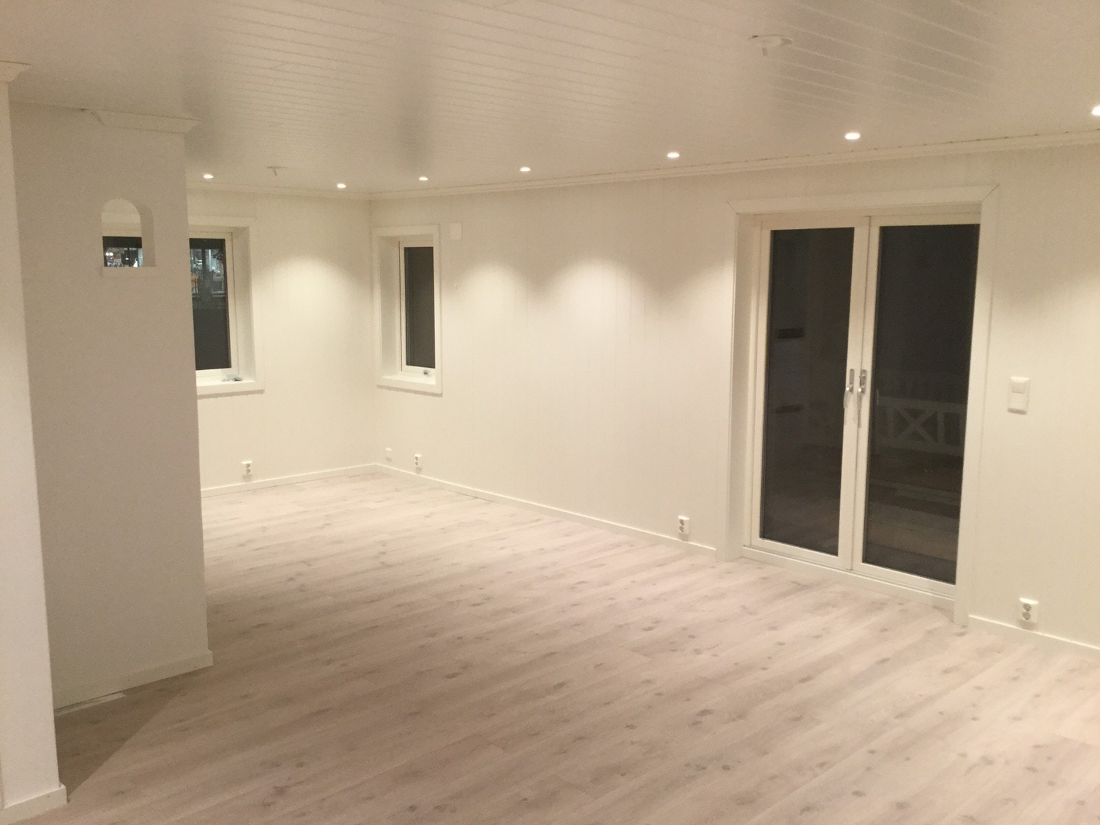 Stue med dobbel glassdør mot uteplass Galleribilde