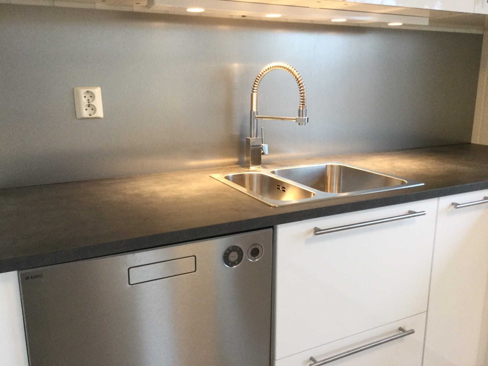 Oppvaskmaskin og vask Galleribilde