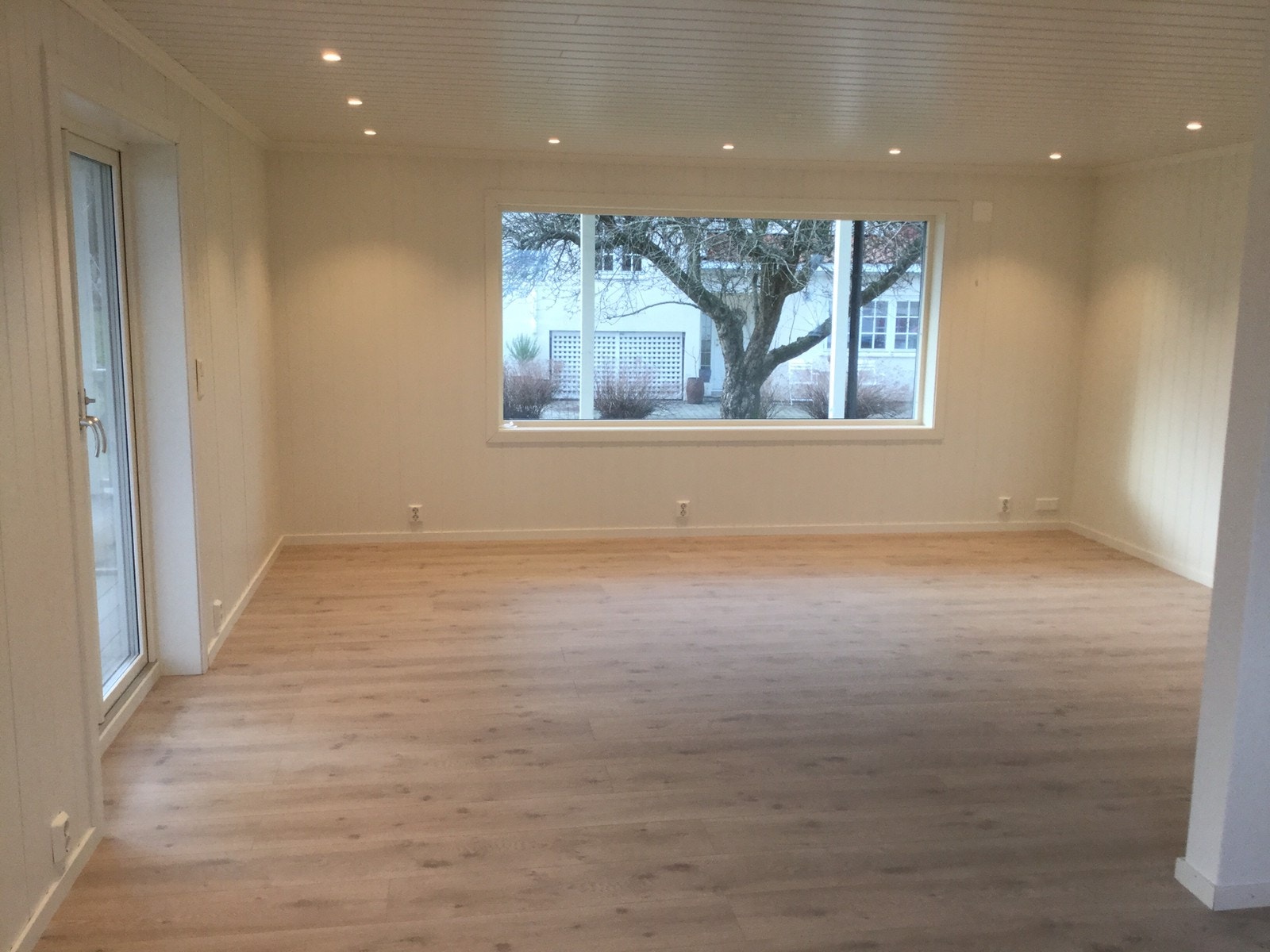 Stue - utsikt mot hage Galleribilde