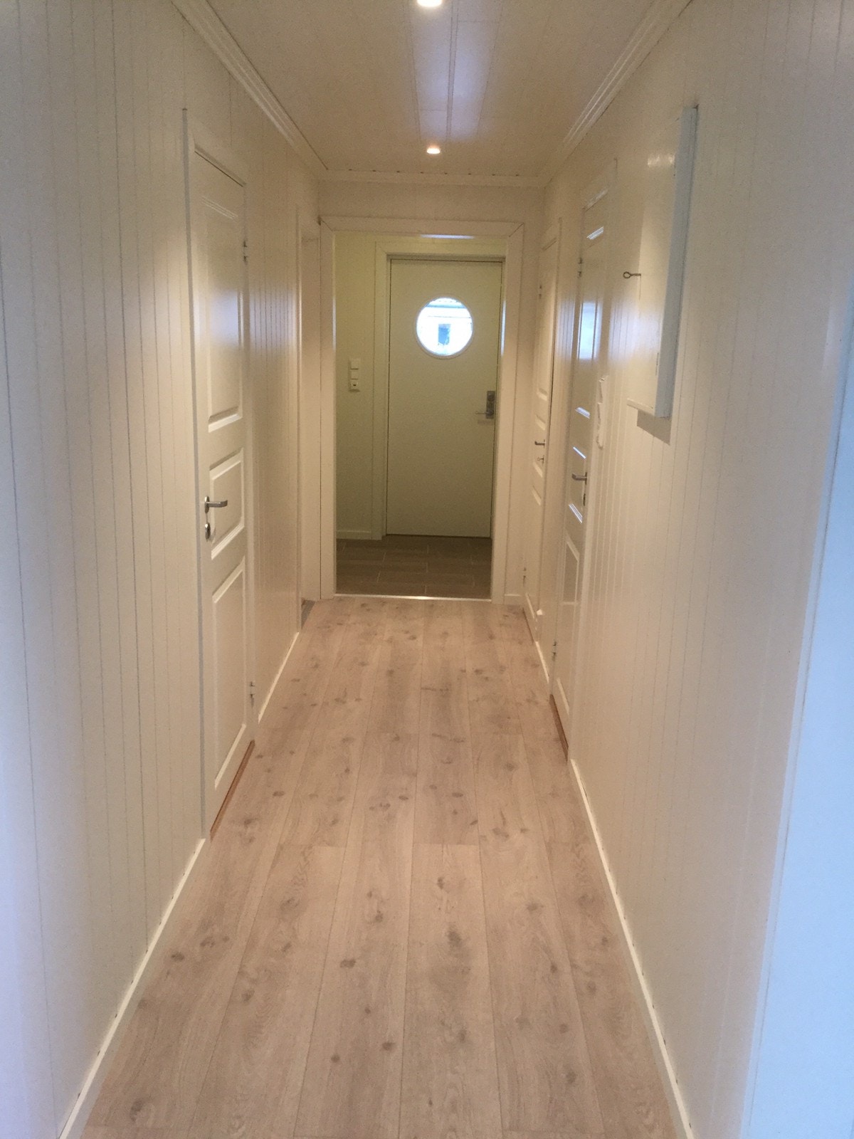 Soveromsgang mot inngangsdør Galleribilde