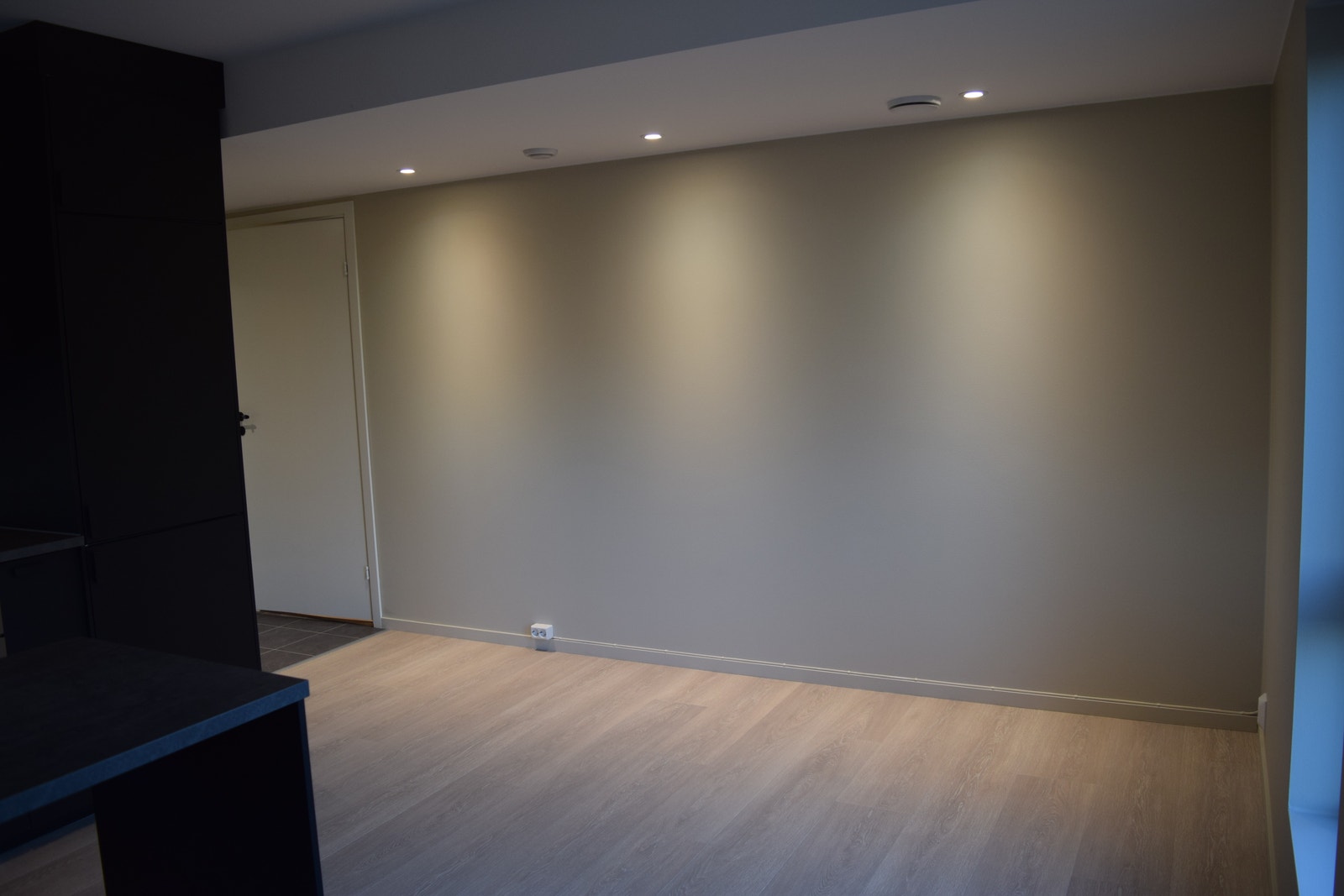 Stue med plass til sofa Galleribilde