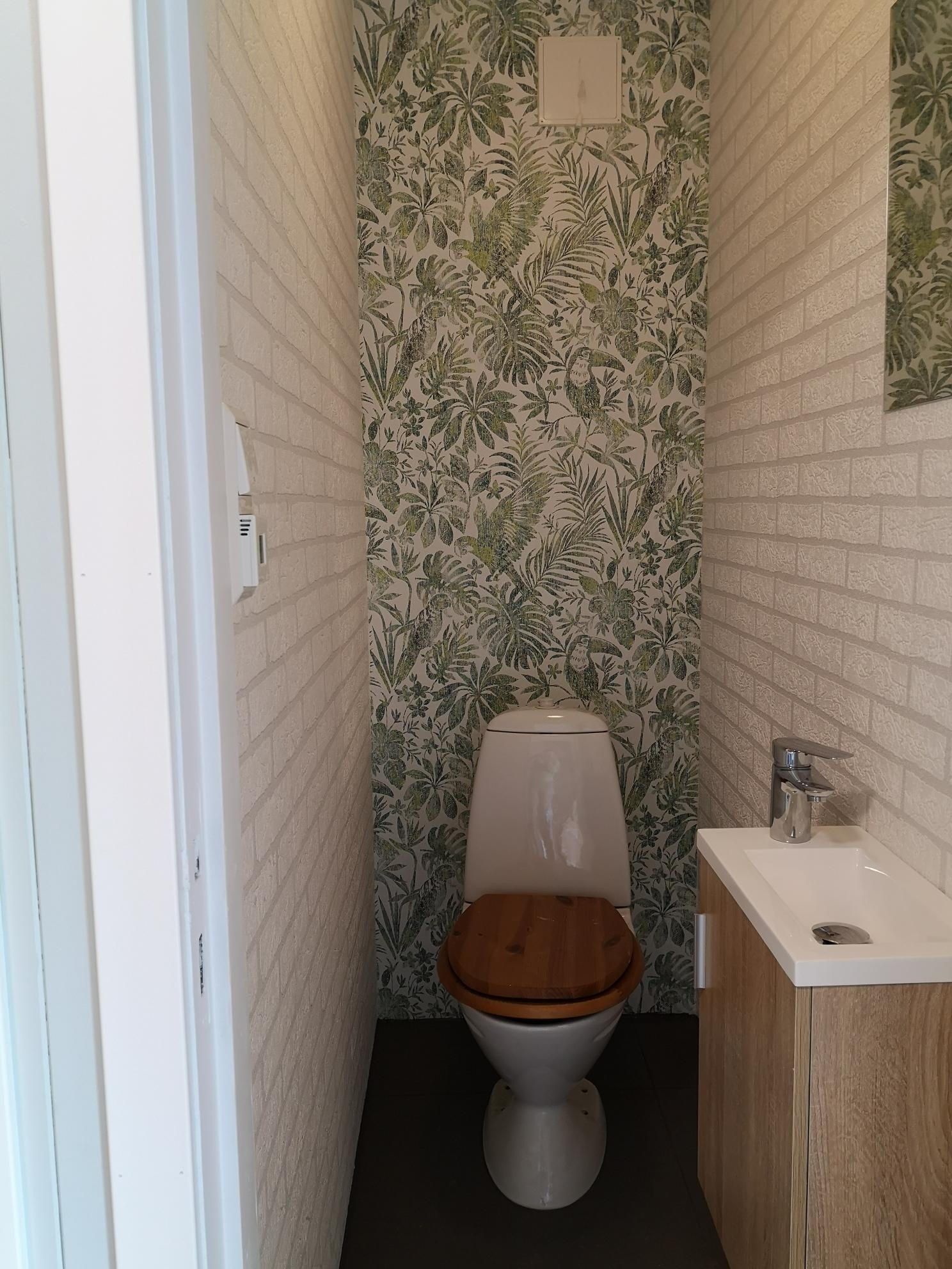 Toalettet i 1.etasje. Varmekabler og flis på gulv. Tapet, ny servant, kran og rør fra 2020. Galleribilde