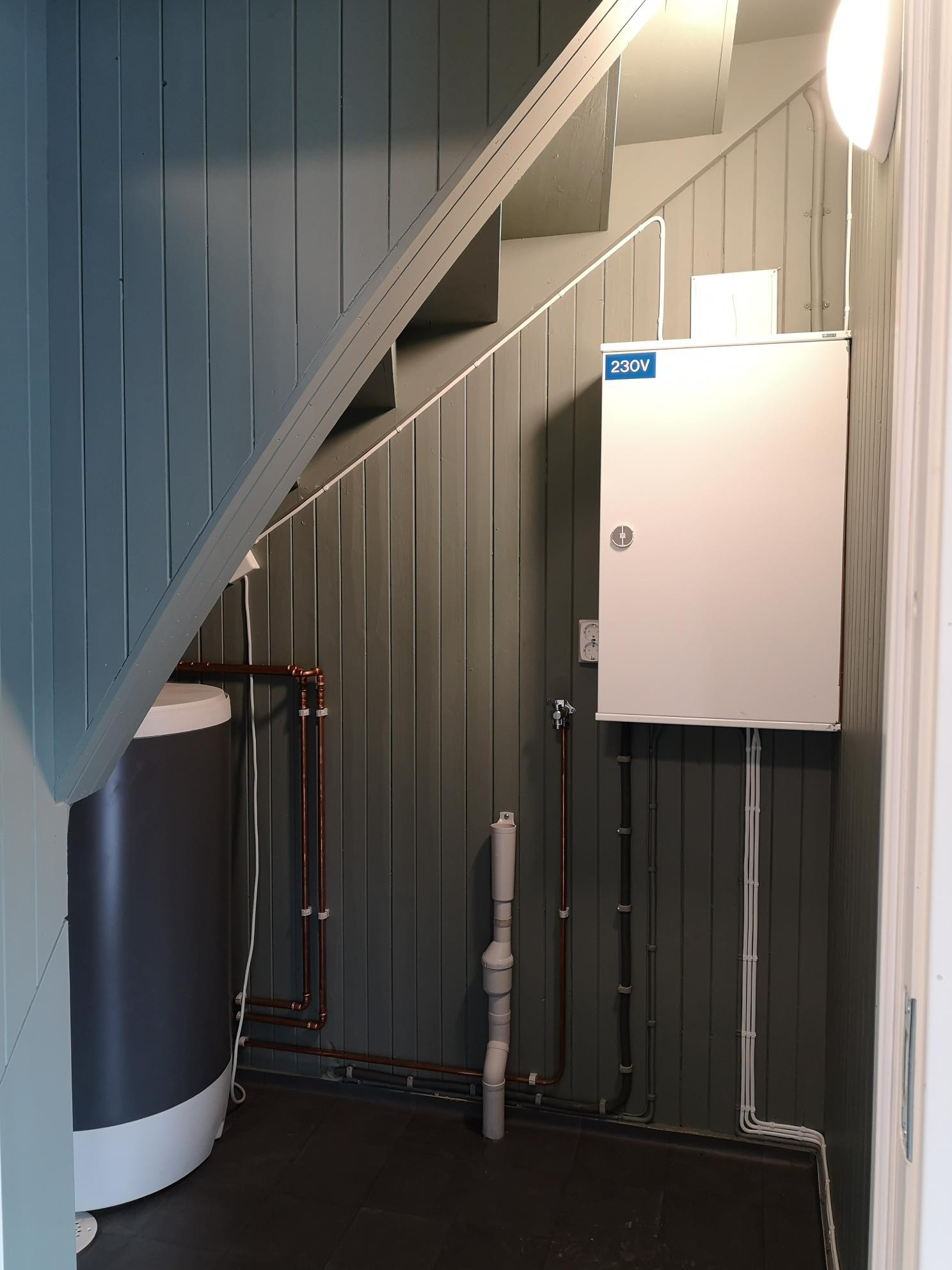 Teksnisk-/vaskerom under trappen. Plass til både VM og TT. Oppbevaring med luke til venstre. Galleribilde