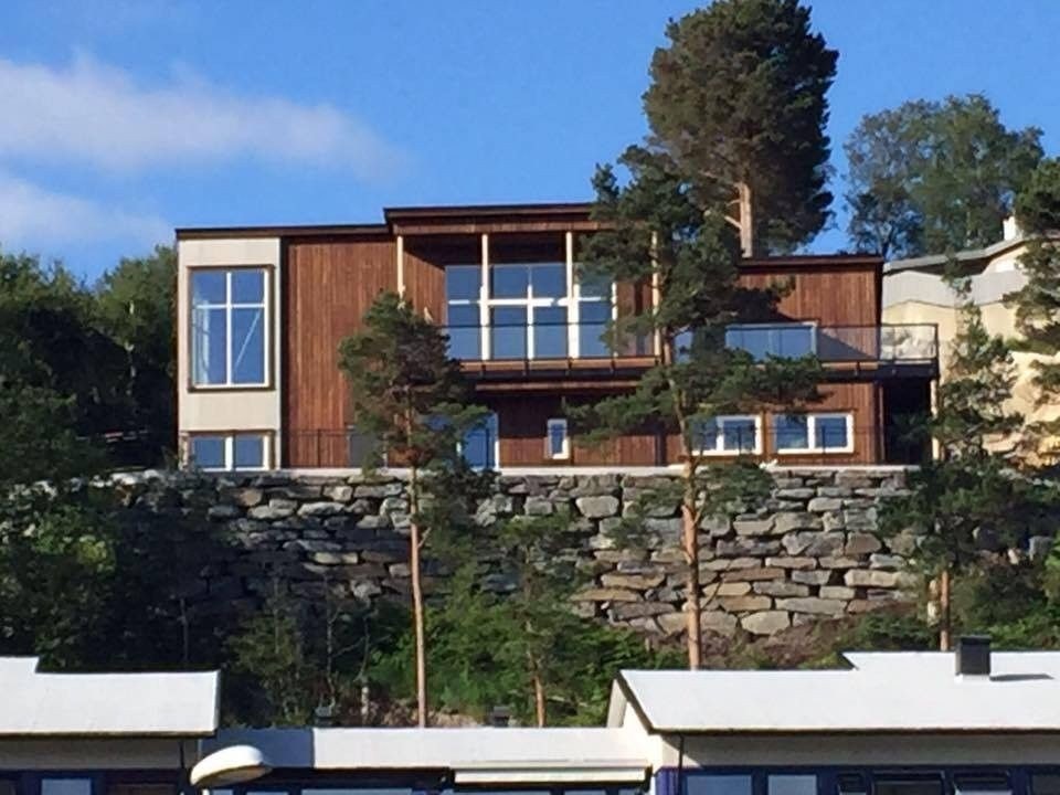 Inngang til leiligheten ligger på venstre side av huset Galleribilde