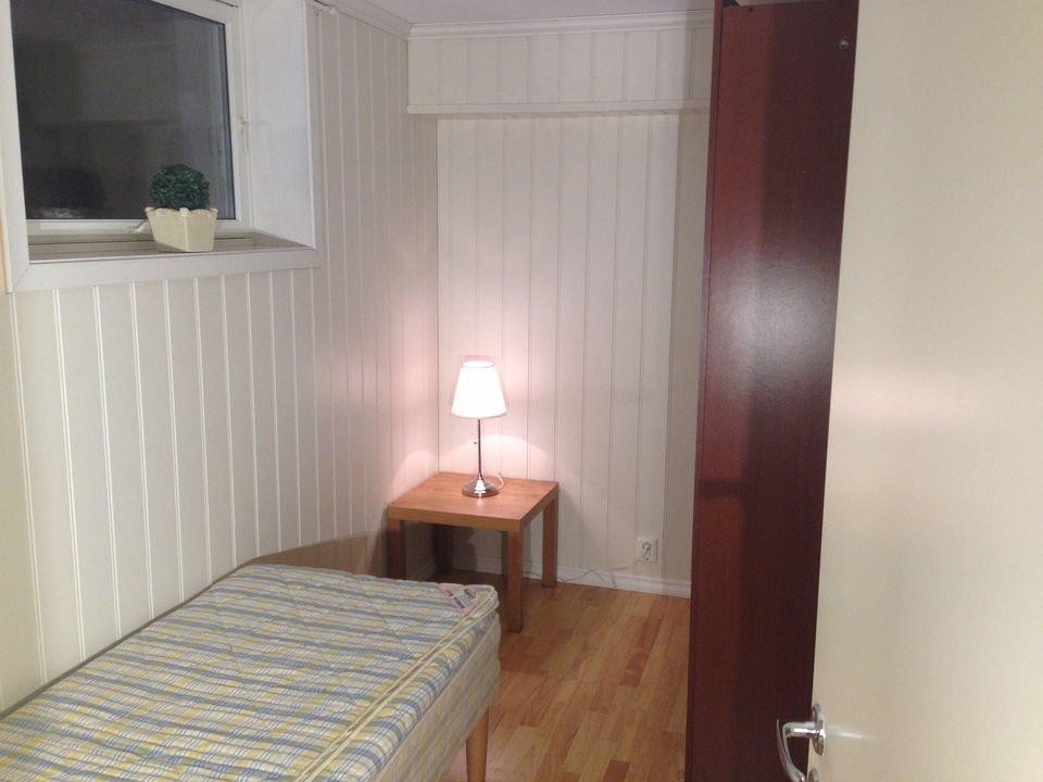 Gammelt bilde. Soverommet har en seng på 120 cm i virkeligheten, samt et stort og fint klesskap. Galleribilde