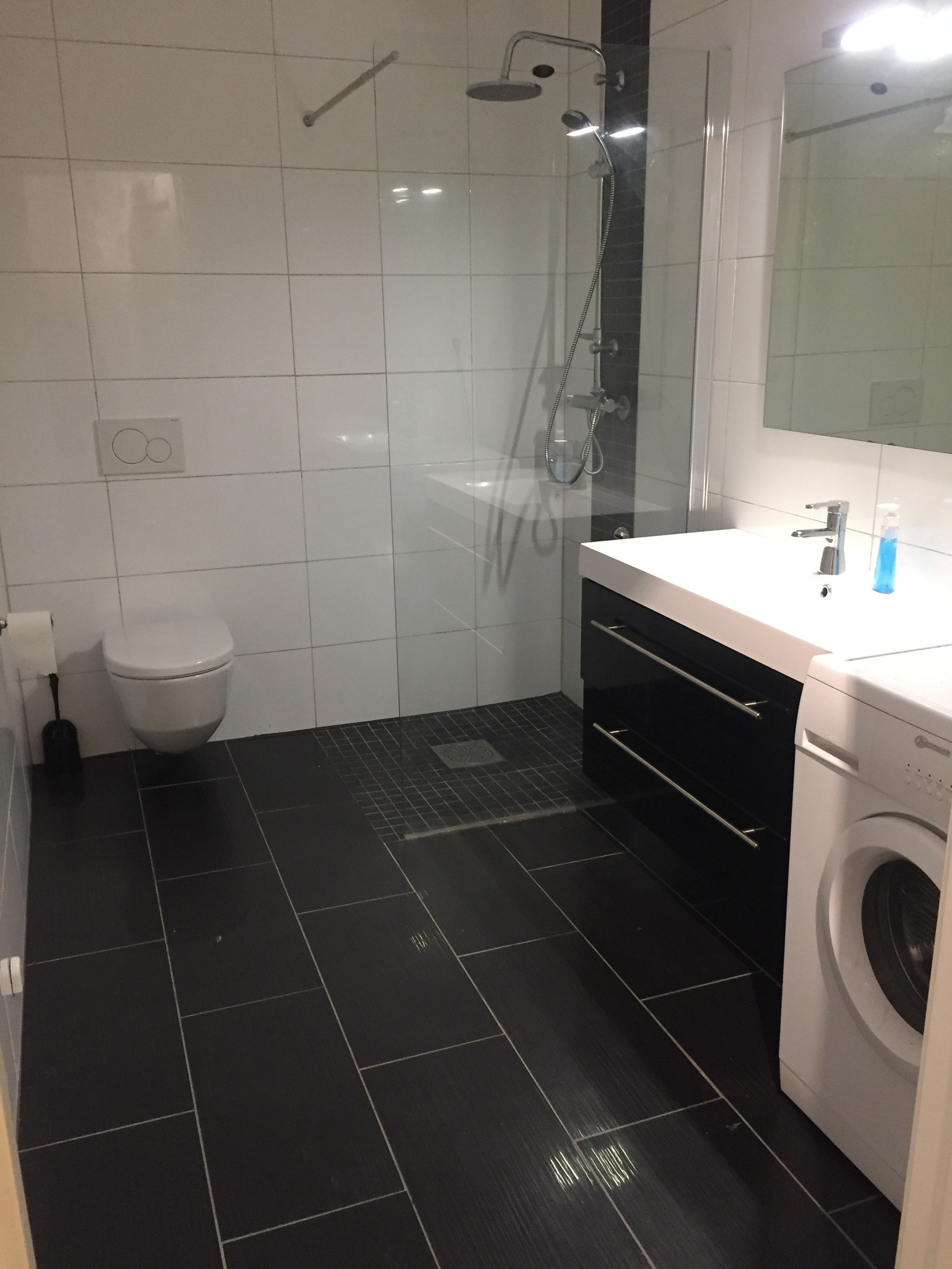 Bad med god plass til vaskemaskin Galleribilde
