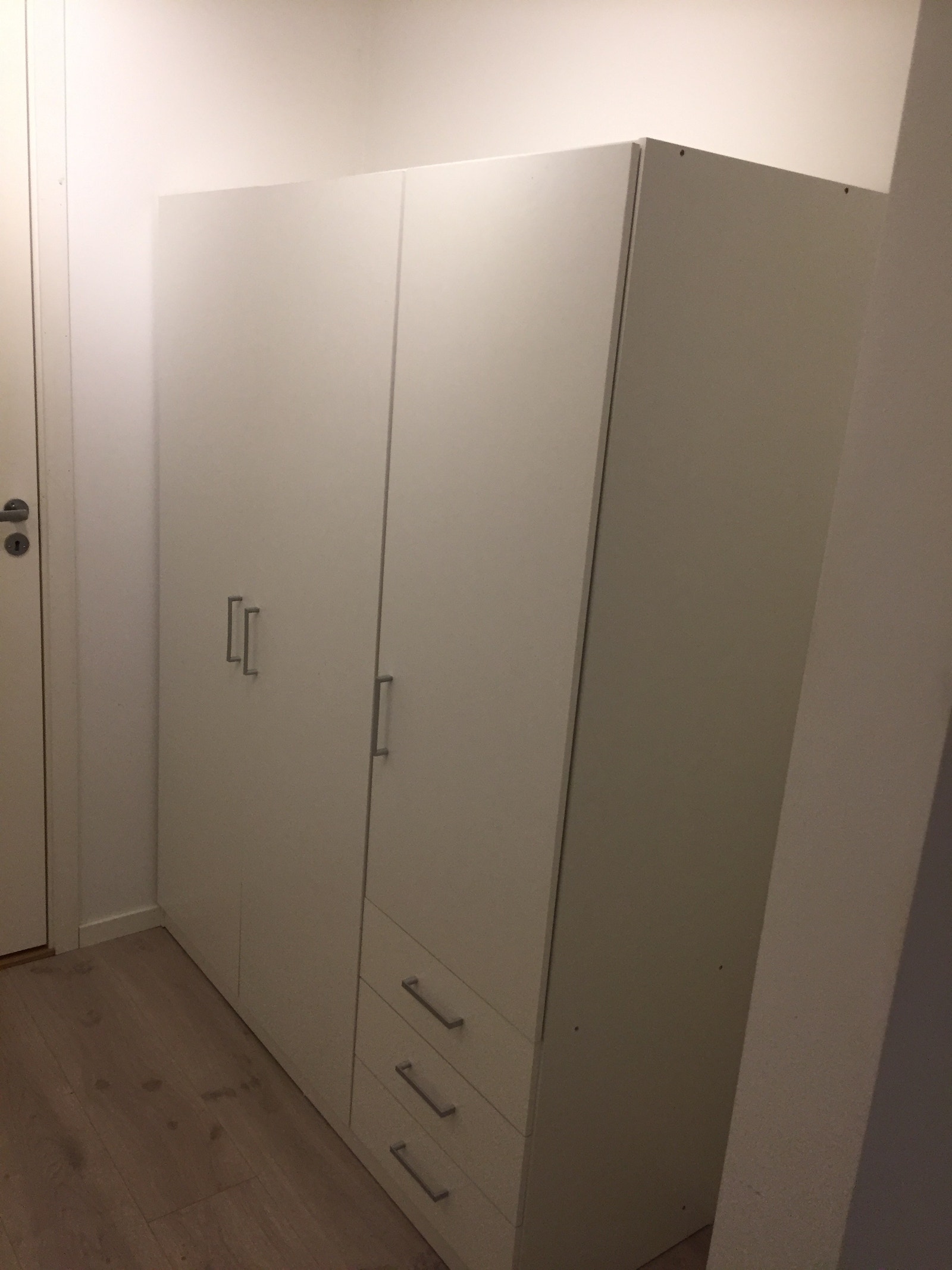 Garderobeskap følger med leiligheten Galleribilde
