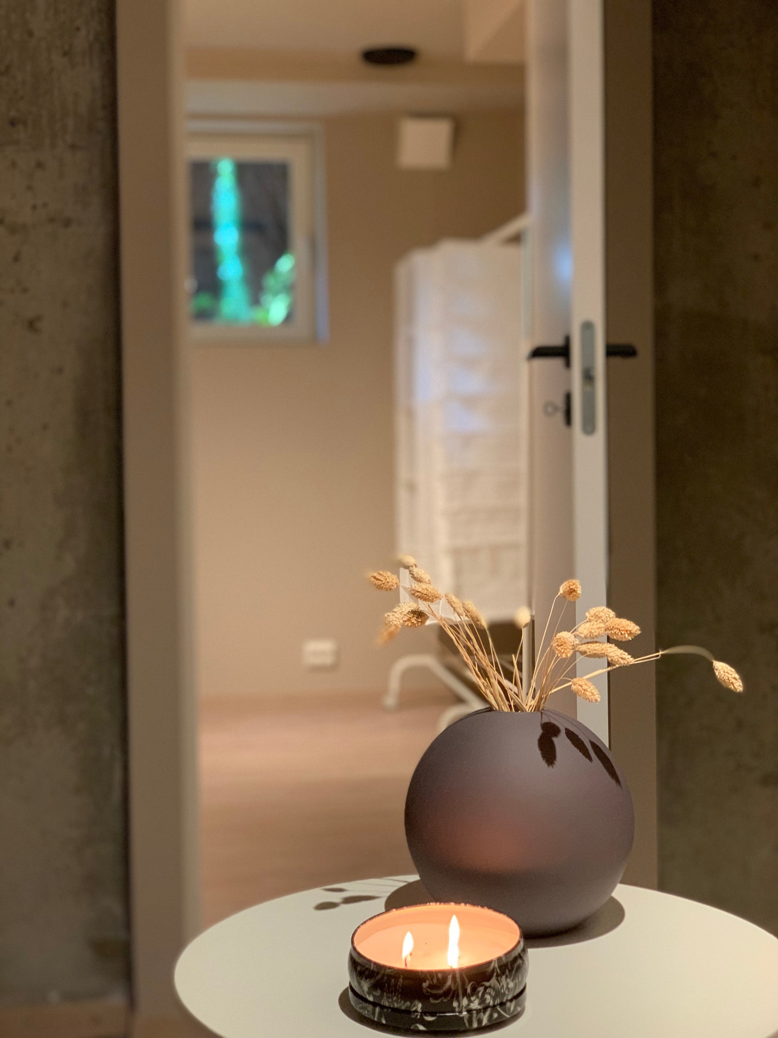 Fra stuen ser man her inn på soverom 2. Galleribilde