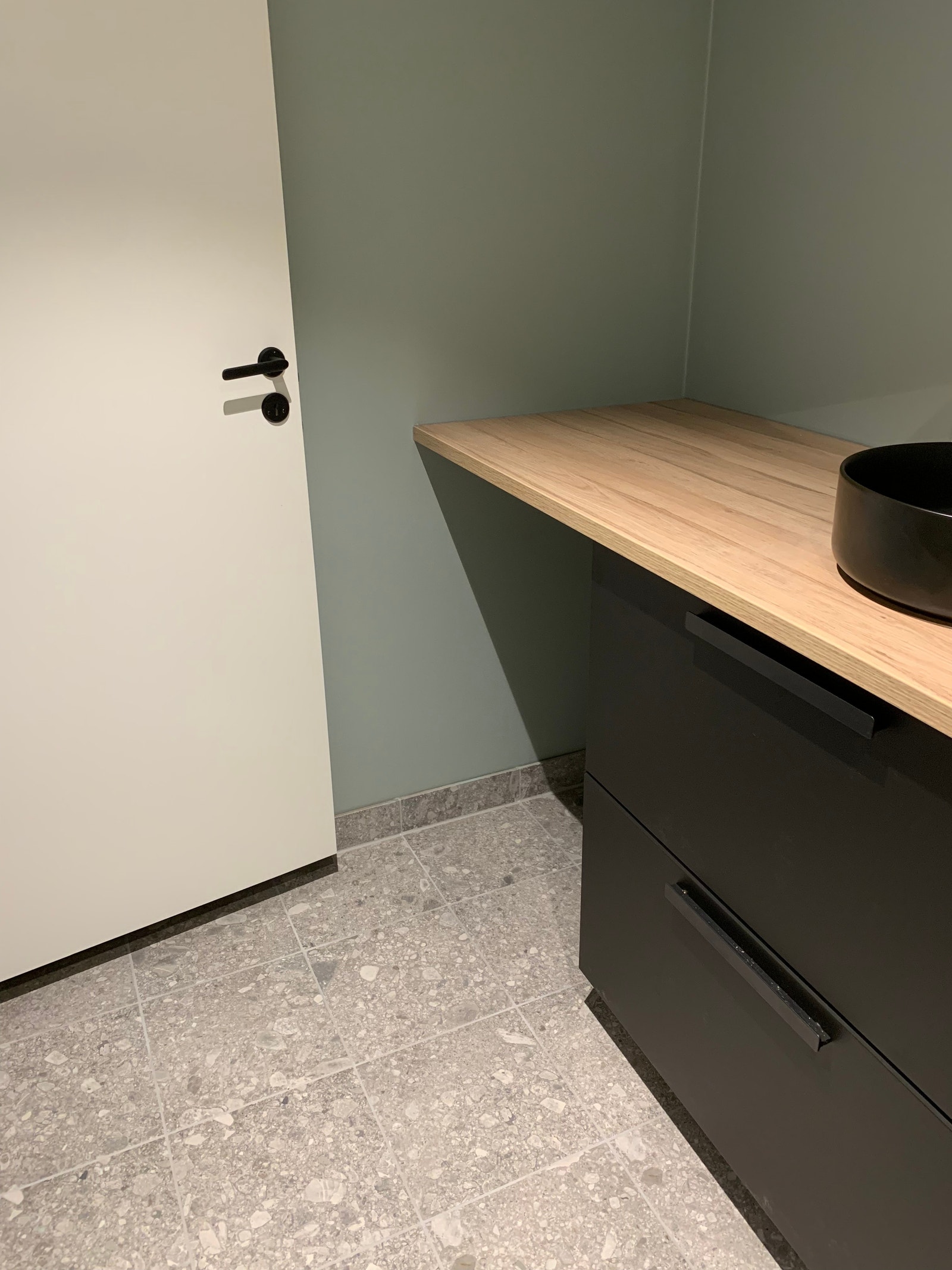 Baderom. Kombinert vaskemaskin å tørketrommel følger med, men ble satt på plass etter bildene ble tatt. Galleribilde