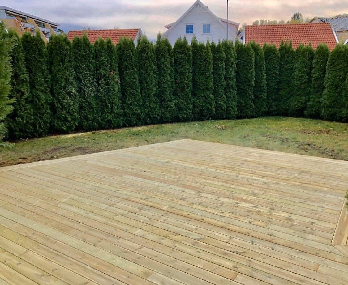 Terrasseplatting med liten hageflekk Galleribilde