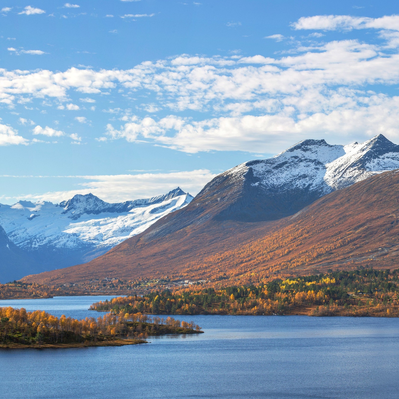 Velledalen, Ladalen med Fjellsætra og Nysetervatnet er uten tvil et av de mest naturskjønne områder på Sunnmøre, lett tilgjengelig for kortreiste opplevelser året rundt. Galleribilde