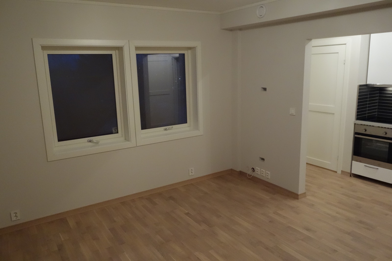 Stue/soverom (bilde tatt på kvelden, så mye lysere på dagtid) Galleribilde