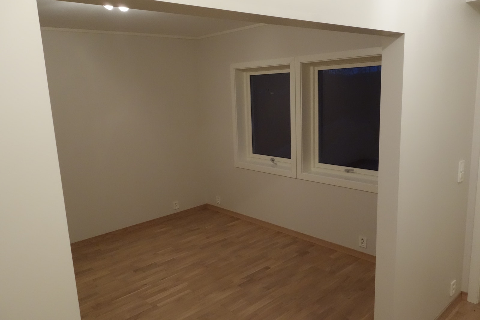 Stue/soverom (bilde tatt på kvelden, så mye lysere på dagtid) Galleribilde
