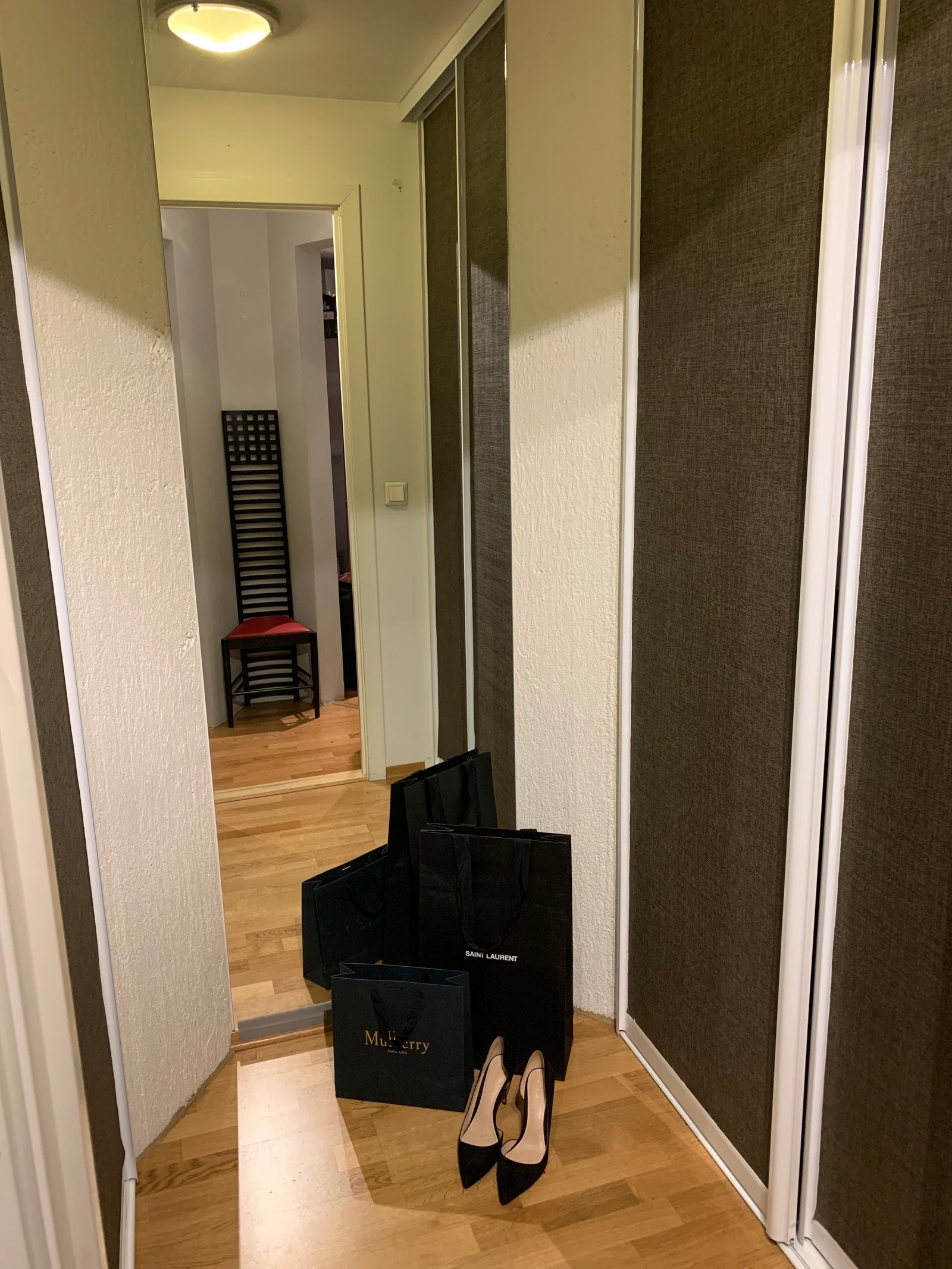 Walk in closet med gode oppbevaringsmuligheter Galleribilde