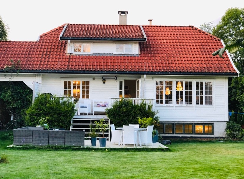 Bokollektivet er i kjelleren -med utsyn til hage. Hage er ikke tilgjengelig Galleribilde