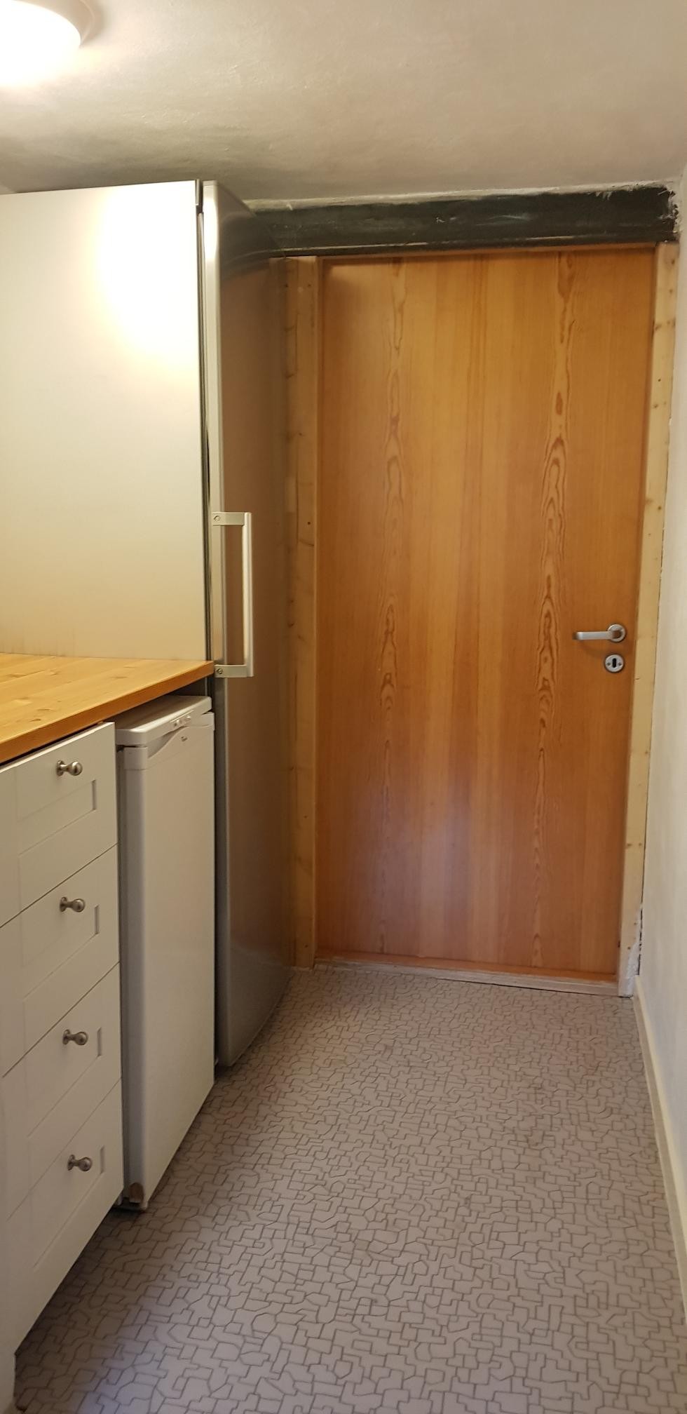 Praktisk "anretning" med fryser og kjøleskap Galleribilde