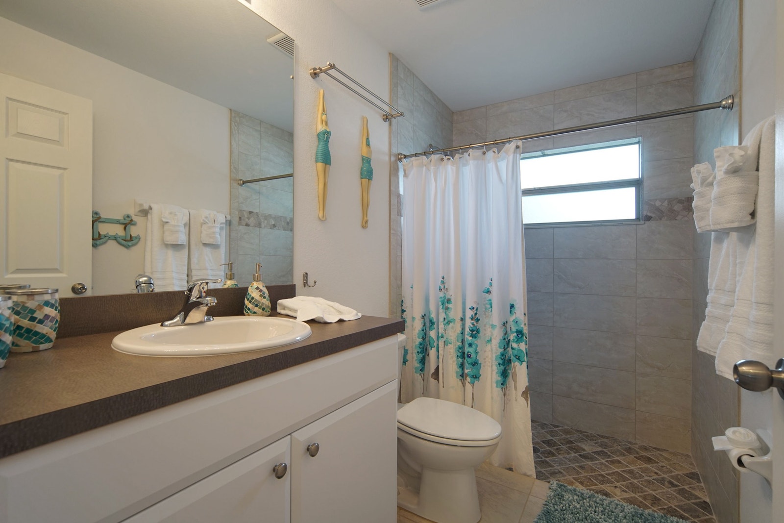 Bad med dusj som ligger mellom gjeste soverommene. Galleribilde