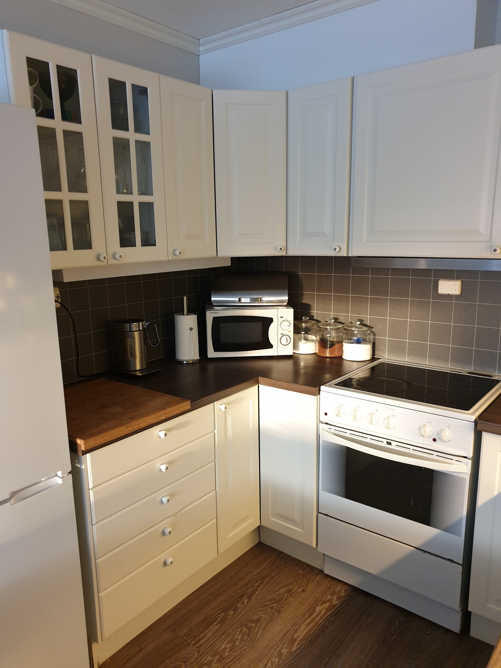 Praktisk kjøkken med God skap plass Galleribilde