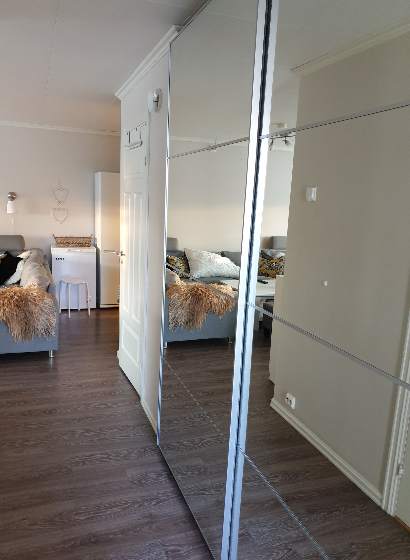Meget god skap plass både på soverommene og i gangen m speil skyvedører Galleribilde
