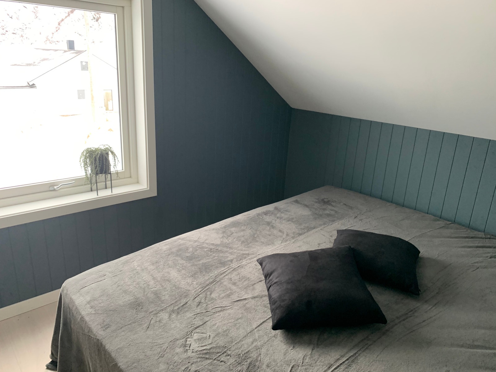 Soverom med dobbeltseng og nydelig utsikt Galleribilde