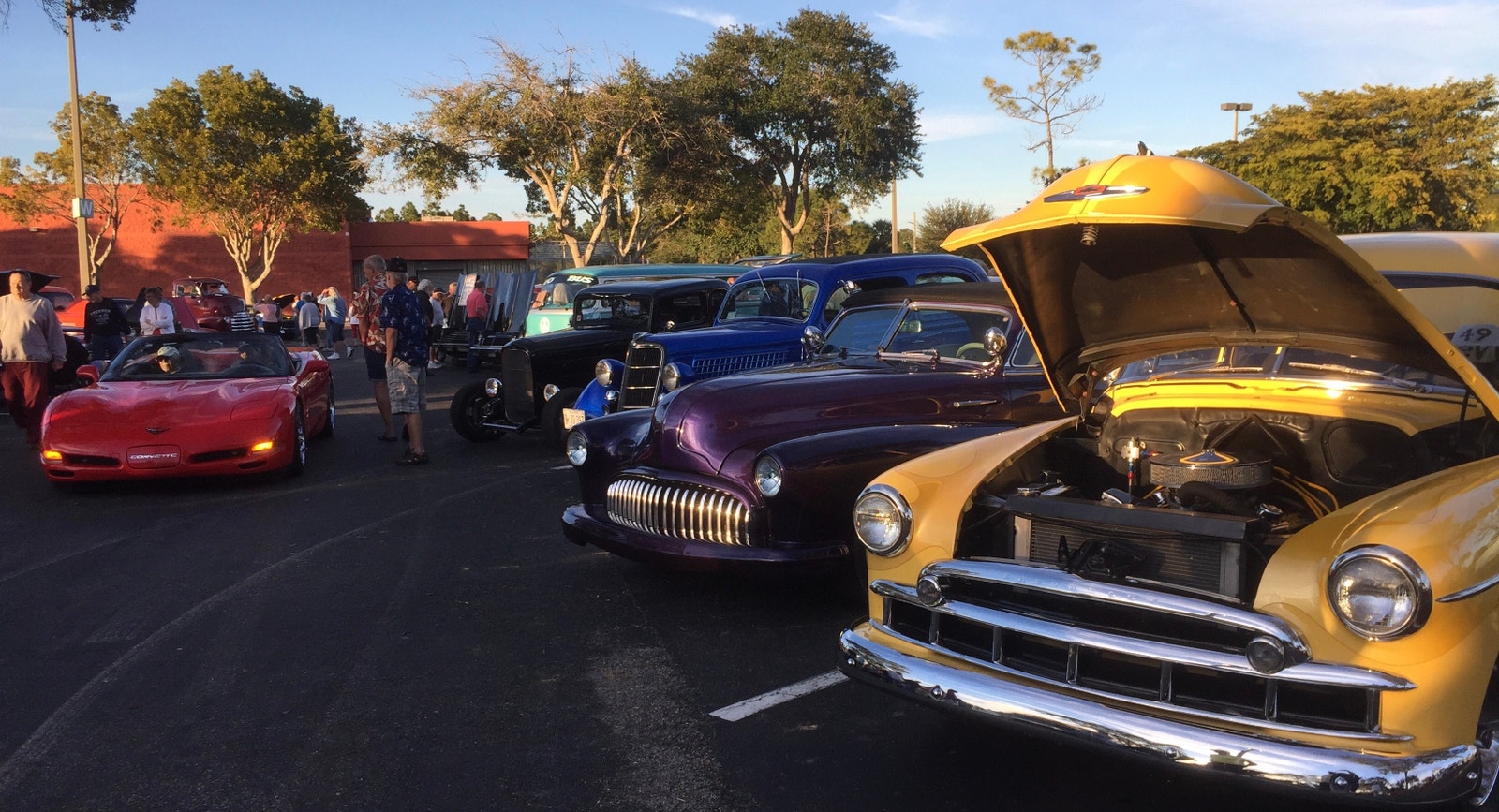 Hver mandag er det uformell biltreff/ utstilling ved Merchantes Crossing, ca 15 minutter kjøring. Galleribilde