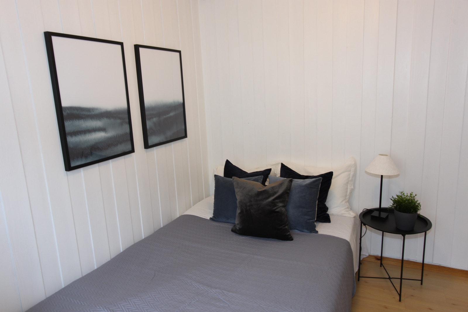 Leilighet type C - Hyggelig soverom med plass til dobbeltseng og nattbord, samt god plass til oppbevaring Galleribilde