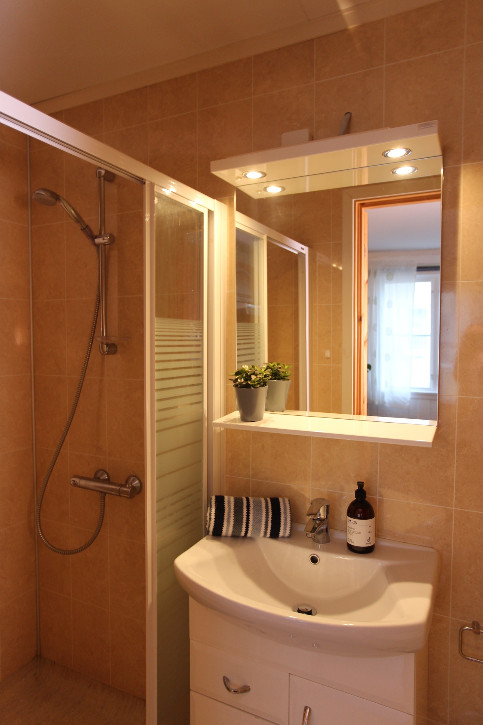 Leilighet type C - Bad med dusj, vask og toalett Galleribilde