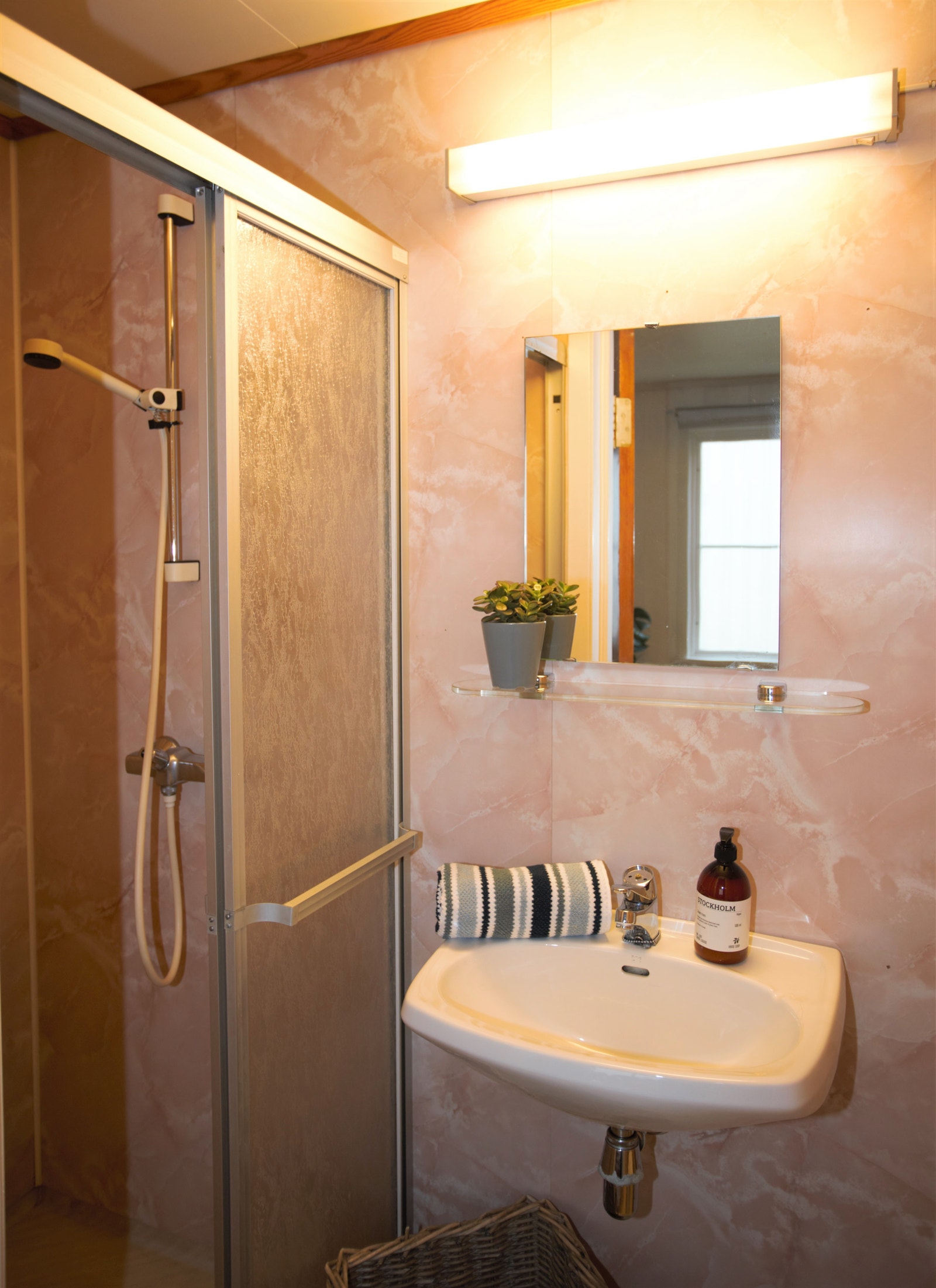 Leilighet type B - Bad med dusj, vask og toalett Galleribilde